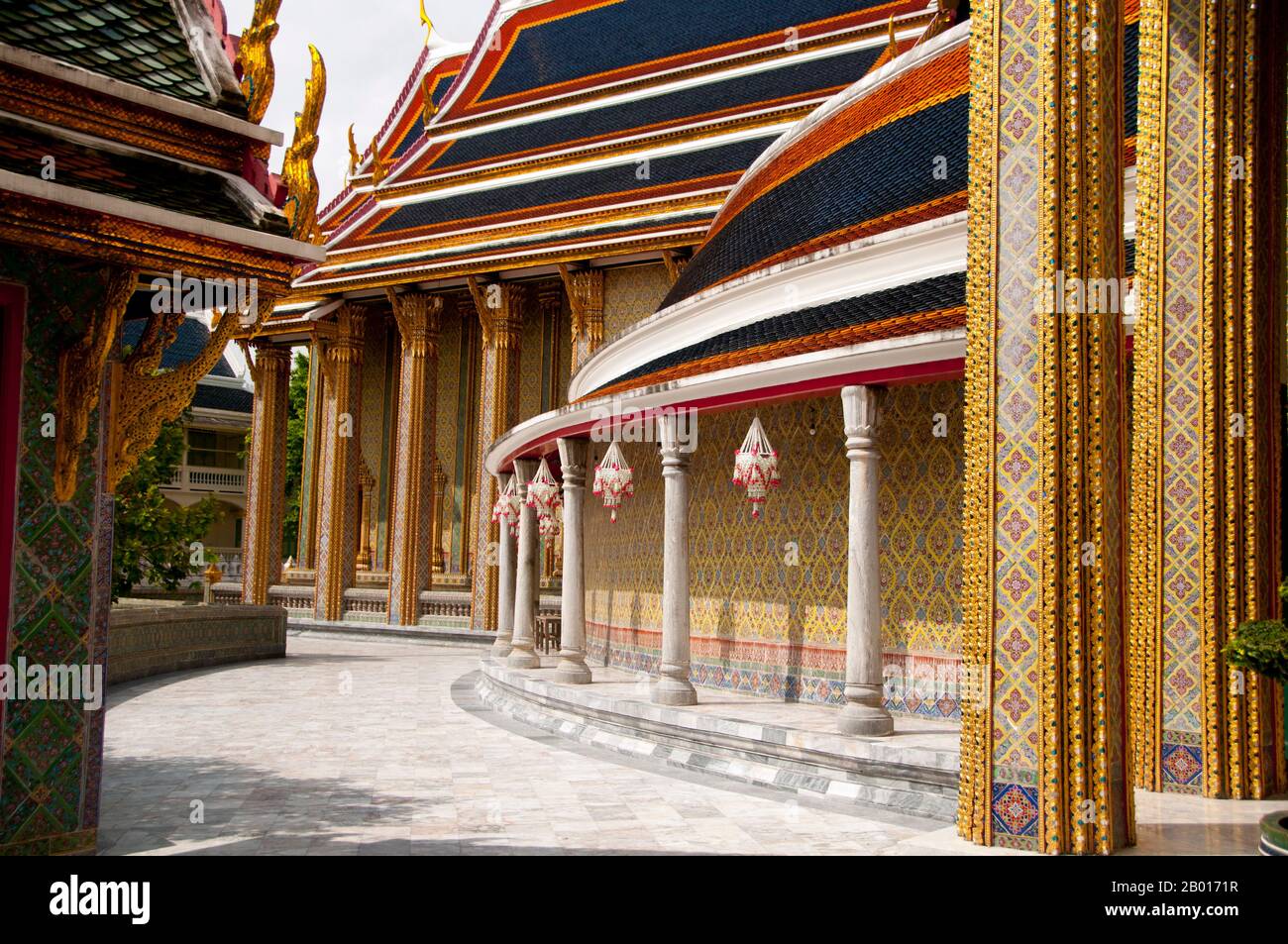Thailandia: Chiostro circolare con porcellane piastrelle dipinte a mano dalla Cina, Wat Ratchabophit, Bangkok. Wat Ratchabophit (Rajabophit) fu costruito durante il regno di Re Chulalongkorn (Rama V, 1868 - 1910). Il tempio mescola stili architettonici orientali e occidentali ed è noto per il suo chiostro circolare che racchiude il grande chedi in stile Sri Lanka e che collega l'ubosot (bot) a nord con il viharn a sud. Foto Stock