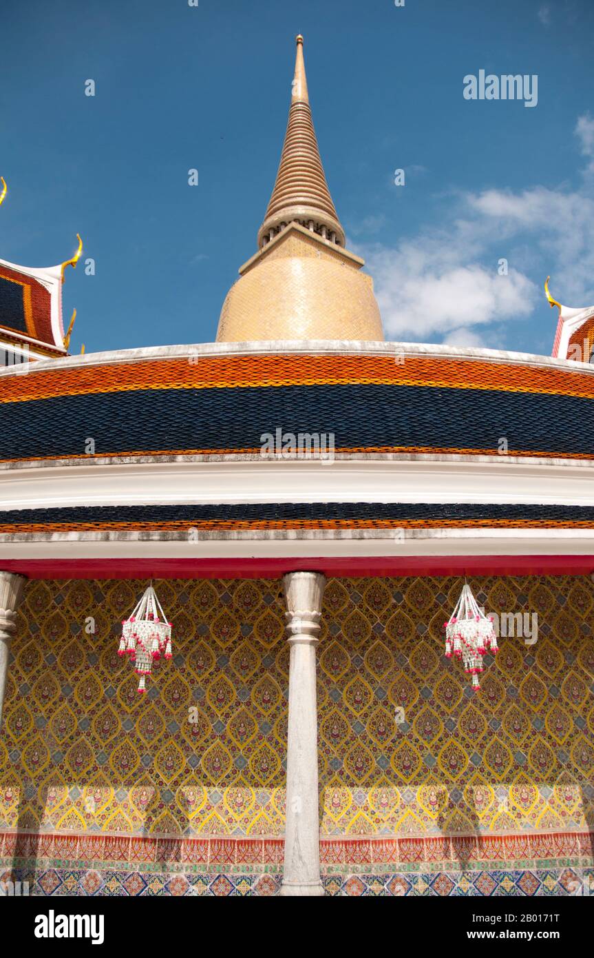 Thailandia: Chiostro circolare con porcellane piastrelle dipinte a mano dalla Cina, Wat Ratchabophit, Bangkok. Wat Ratchabophit (Rajabophit) fu costruito durante il regno di Re Chulalongkorn (Rama V, 1868 - 1910). Il tempio mescola stili architettonici orientali e occidentali ed è noto per il suo chiostro circolare che racchiude il grande chedi in stile Sri Lanka e che collega l'ubosot (bot) a nord con il viharn a sud. Foto Stock