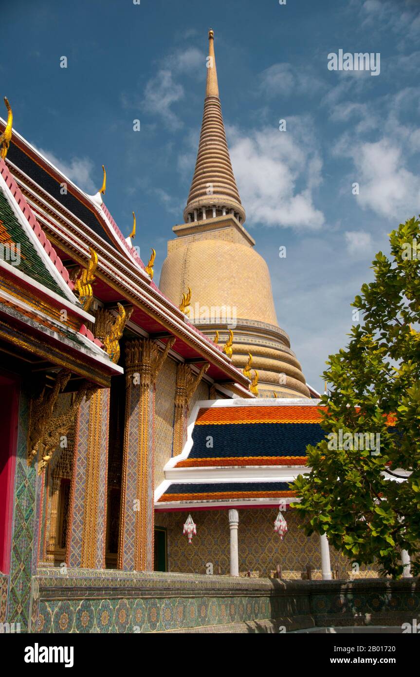 Thailandia: Il Chedi in stile Sri Lanka al Wat Ratchabophit, Bangkok. Wat Ratchabophit (Rajabophit) fu costruito durante il regno di Re Chulalongkorn (Rama V, 1868 - 1910). Il tempio mescola stili architettonici orientali e occidentali ed è noto per il suo chiostro circolare che racchiude il grande chedi in stile Sri Lanka e che collega l'ubosot (bot) a nord con il viharn a sud. Foto Stock