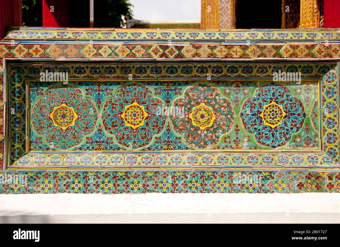 Thailandia: Porcellana piastrelle dipinte a mano dalla Cina all'ingresso del viharn, Wat Ratchabophit, Bangkok. Wat Ratchabophit (Rajabophit) fu costruito durante il regno di Re Chulalongkorn (Rama V, 1868-1910). Il tempio mescola stili architettonici orientali e occidentali ed è noto per il suo chiostro circolare che racchiude il grande chedi in stile Sri Lanka e che collega l'ubosot (bot) a nord con il viharn a sud. Foto Stock