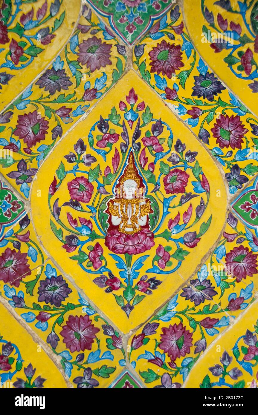 Thailandia: Porcellana piastrelle dipinte a mano dalla Cina nella zona del chiostro circolare, Wat Ratchabophit, Bangkok. Wat Ratchabophit (Rajabophit) fu costruito durante il regno di Re Chulalongkorn (Rama V, 1868-1910). Il tempio mescola stili architettonici orientali e occidentali ed è noto per il suo chiostro circolare che racchiude il grande chedi in stile Sri Lanka e che collega l'ubosot (bot) a nord con il viharn a sud. Foto Stock