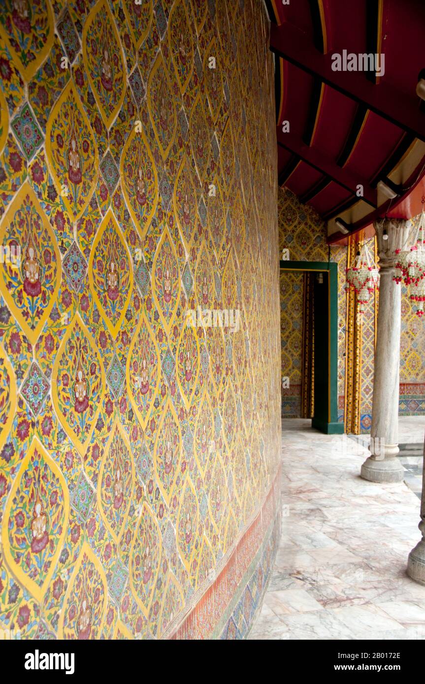 Thailandia: Chiostro circolare con porcellane piastrelle dipinte a mano dalla Cina, Wat Ratchabophit, Bangkok. Wat Ratchabophit (Rajabophit) fu costruito durante il regno di Re Chulalongkorn (Rama V, 1868-1910). Il tempio mescola stili architettonici orientali e occidentali ed è noto per il suo chiostro circolare che racchiude il grande chedi in stile Sri Lanka e che collega l'ubosot (bot) a nord con il viharn a sud. Foto Stock