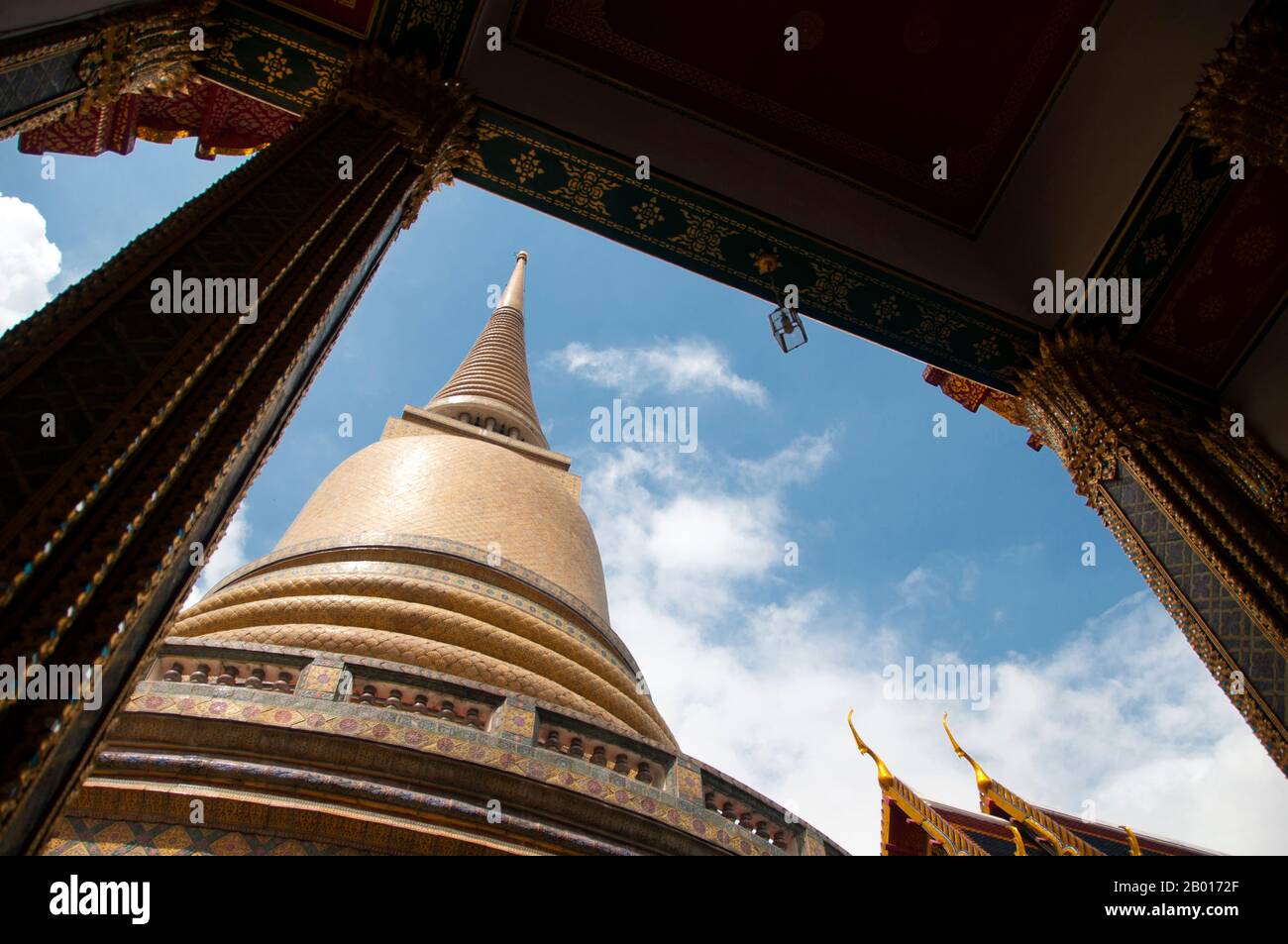 Thailandia: Chiostro circolare con chedi in stile Sri Lanka, Wat Ratchabophit, Bangkok. Wat Ratchabophit (Rajabophit) fu costruito durante il regno di Re Chulalongkorn (Rama V, 1868-1910). Il tempio mescola stili architettonici orientali e occidentali ed è noto per il suo chiostro circolare che racchiude il grande chedi in stile Sri Lanka e che collega l'ubosot (bot) a nord con il viharn a sud. Foto Stock
