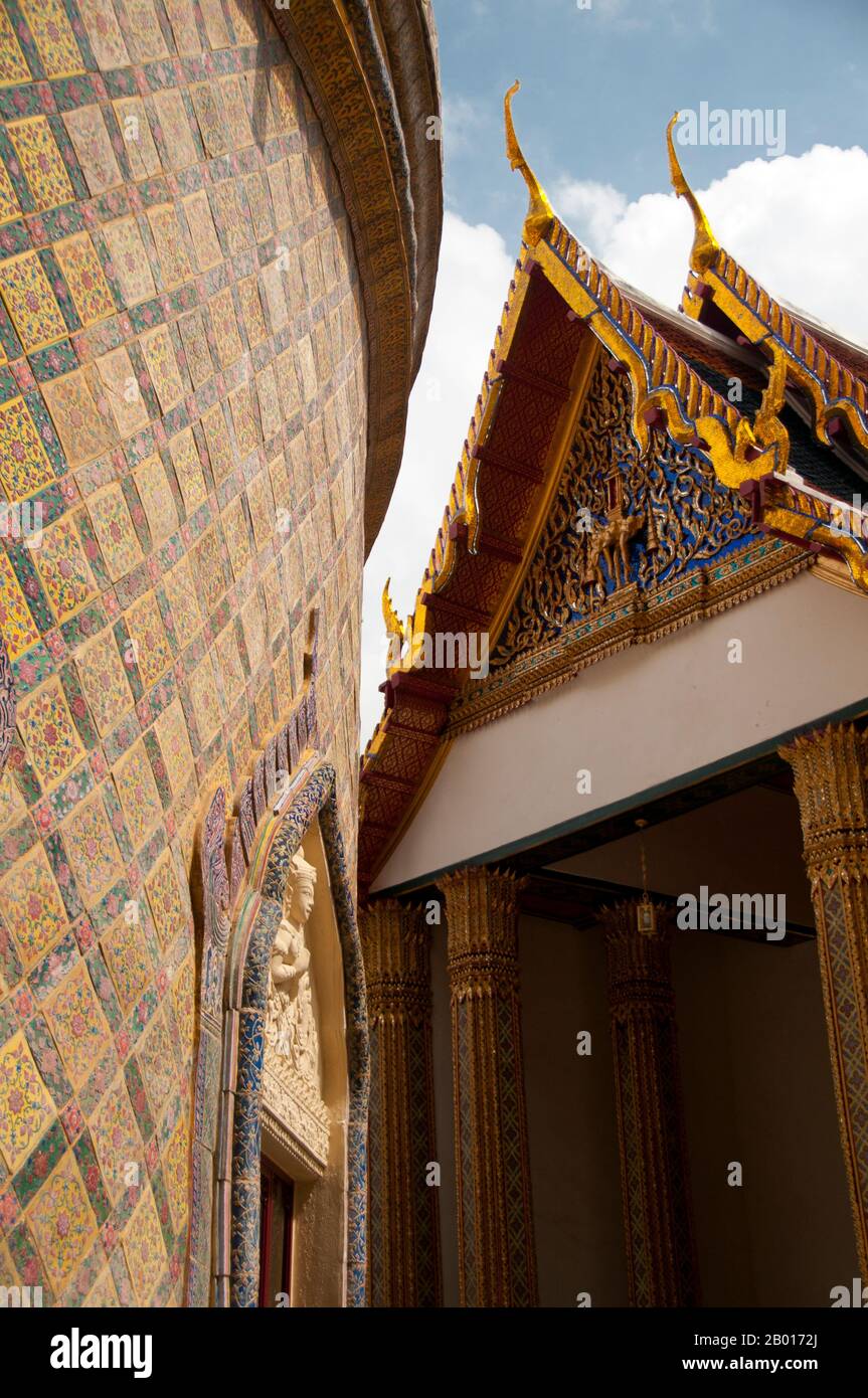 Thailandia: Chiostro circolare con porcellane piastrelle dipinte a mano dalla Cina, Wat Ratchabophit, Bangkok. Wat Ratchabophit (Rajabophit) fu costruito durante il regno di Re Chulalongkorn (Rama V, 1868-1910). Il tempio mescola stili architettonici orientali e occidentali ed è noto per il suo chiostro circolare che racchiude il grande chedi in stile Sri Lanka e che collega l'ubosot (bot) a nord con il viharn a sud. Foto Stock