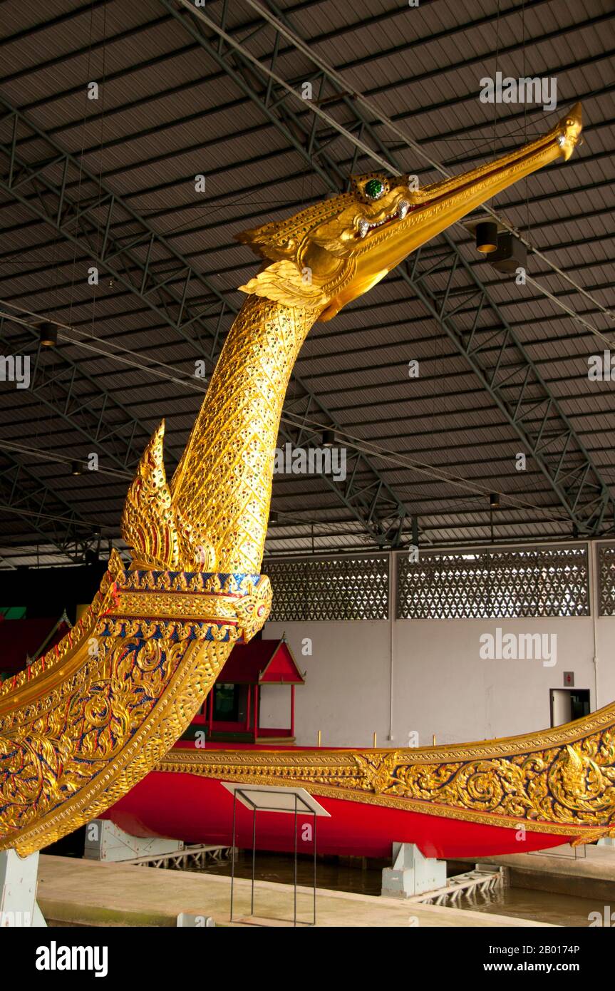 Thailandia: Suphannahongse (cigno d'oro), la chiatta del Re, il Museo Royal Barges, Bangkok. Suphannahongse (Suphannahong), la chiatta personale del Re, è stata scolpita da un albero di teak e completata nel 1911. Le chiatte reali della Thailandia sono state usate nelle cerimonie sul fiume Chao Phraya di Bangkok dal 18th secolo, ma sono state usate anche prima di questo periodo nell'era Ayutthayan. Le Royal Barges sono una miscela di artigianato e arte tradizionale thailandese. La Royal Barge Procession si svolge raramente, tipicamente in coincidenza con i più significativi eventi culturali e religiosi. Foto Stock