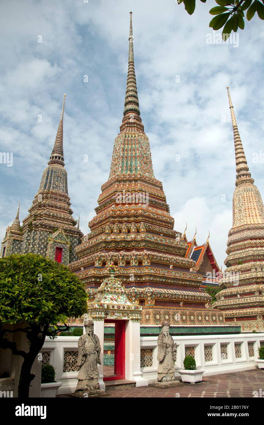 Thailandia: Chedis aumento a Wat Pho, Bangkok. Originariamente costruito nel 16th secolo, Wat Pho è il tempio più antico di Bangkok. Re Rama i della dinastia Chakri (1736-1809) ricostruì il tempio nel 1780s. Ufficialmente chiamato Wat Phra Chetuphon, è uno dei templi buddisti più conosciuti di Bangkok ed è oggi una delle maggiori attrazioni turistiche, situato direttamente a sud del Grand Palace. Il Wat Pho è famoso per il suo Buddha sdraiato e rinomato come la casa del tradizionale massaggio tailandese. Foto Stock