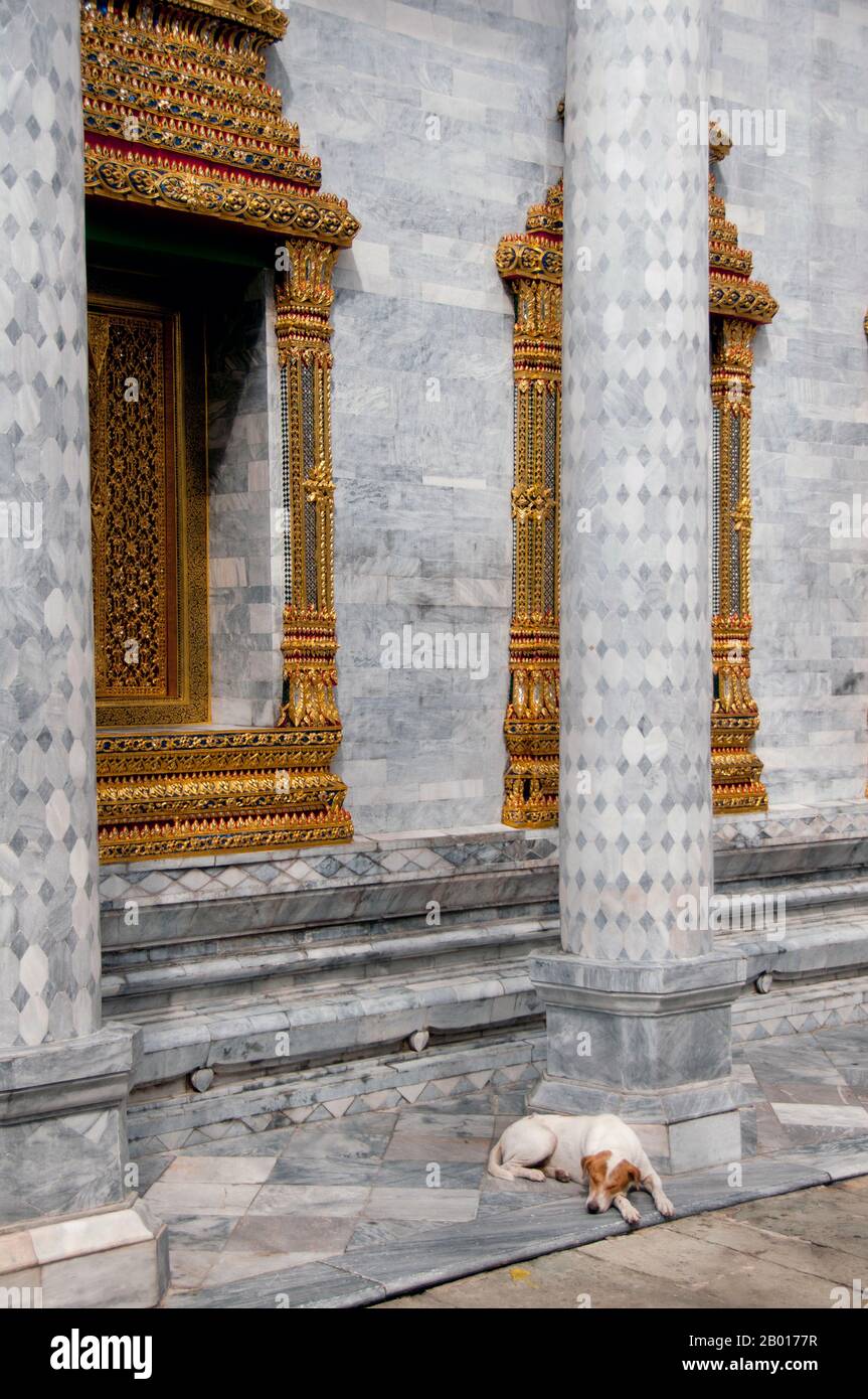 Thailandia: Un cane che dorme a Wat Ratchapradit, Bangkok. Wat Ratchapradit (Rajapradit) fu costruito a metà del 19th secolo durante il regno di Re Mongkut (Rama IV). Molti dei murales nel viharn principale ritraggono cerimonie e festival thailandesi che si svolgono durante l'anno e sono stati dipinti alla fine del 19th secolo. Foto Stock