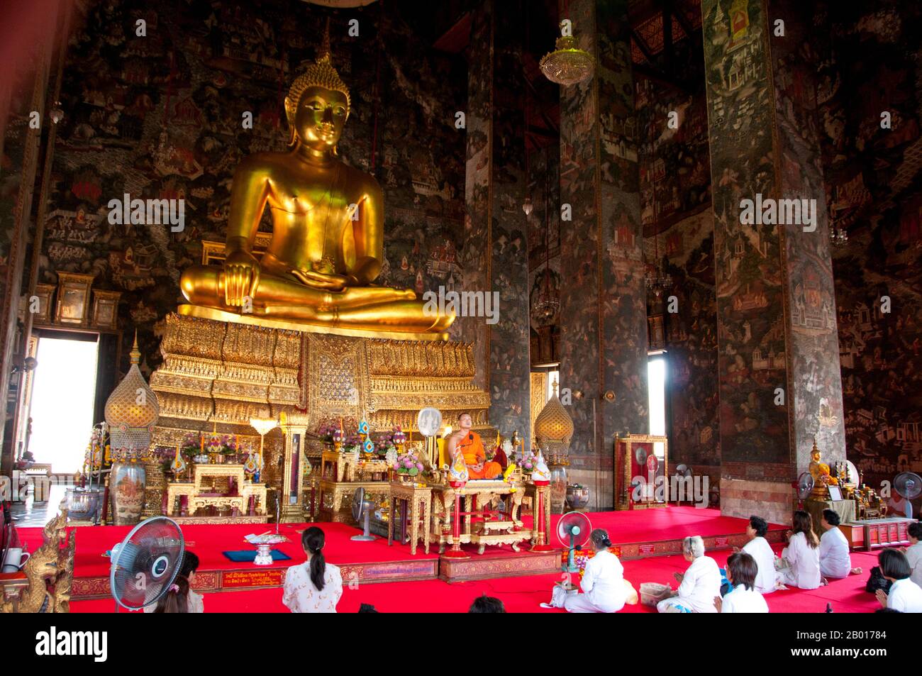 Thailandia: L'immagine del Buddha di Phra Sri Sakyamuni, Wat Suthat, Bangkok. Wat Suthat Thepphawararam è un tempio reale di prima classe, uno dei sei templi di questo tipo in Thailandia. La costruzione fu iniziata dal re Buddha Yodfa Chulaloke (Rama i) nel 1807. Ulteriori costruzioni e decorazioni furono effettuate dal re Buddha Loetla Nabhalai (Rama II) che aiutò a carve le porte di legno, ma il tempio non fu completato fino al regno del re Jessadabodindra (Rama III) nel 1847. Il tempio è un bell'esempio di stile architettonico Rattanakosin. Foto Stock