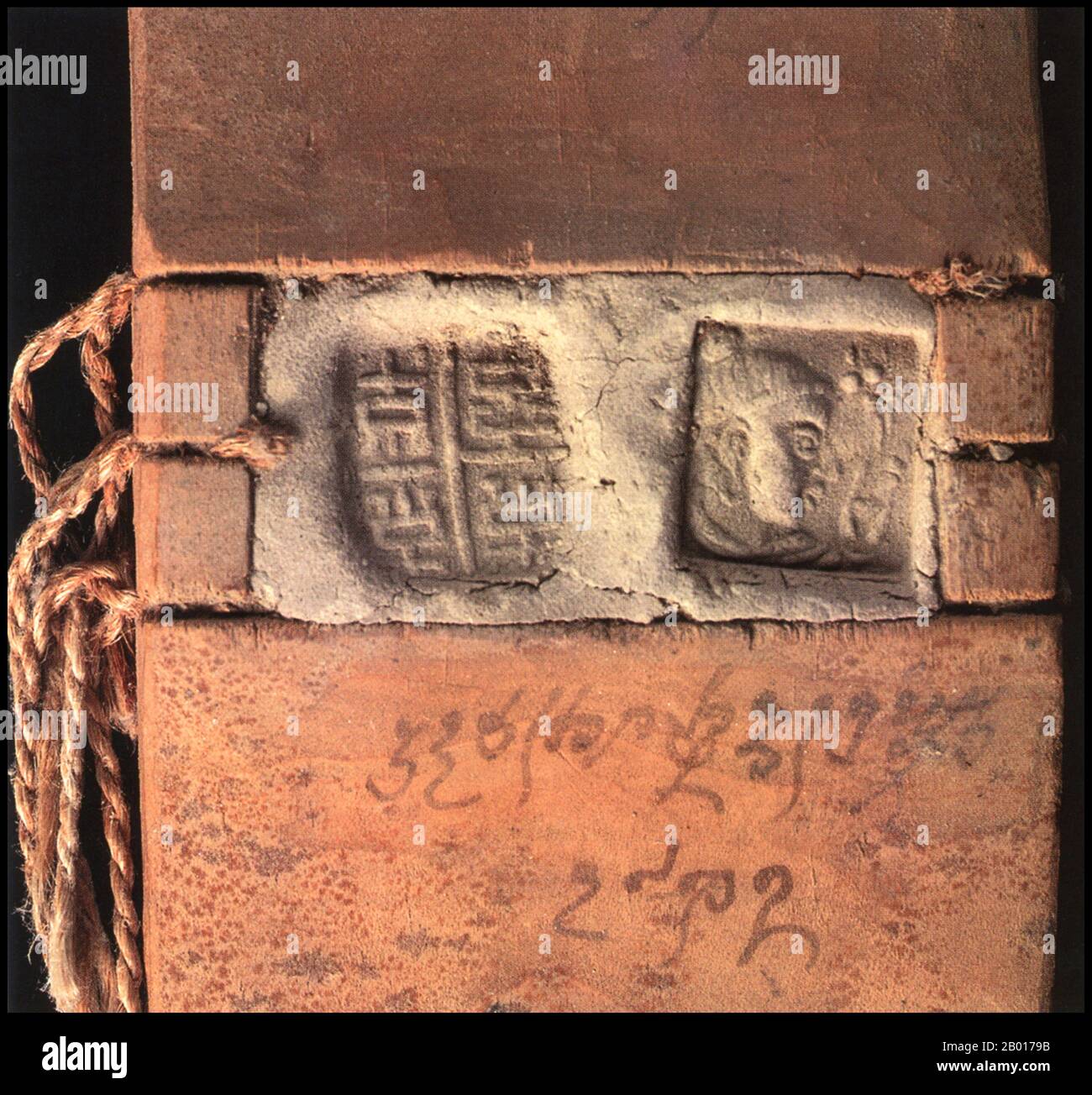 Cina: Documento sigillato da Khotan, c.. 3rd-4th secolo CE. Questo manoscritto, scoperto da Sir Aurel Stein a Khotan, esemplifica il crocevia culturale che era la Via della Seta. Scritto in una lingua indiana Gandharan usando lo scritto di Kharoshi dell'Asia centrale, porta due sigilli. Il primo è in classico script cinese, mentre il secondo ha la somiglianza di una testa greca tradizionale. Foto Stock