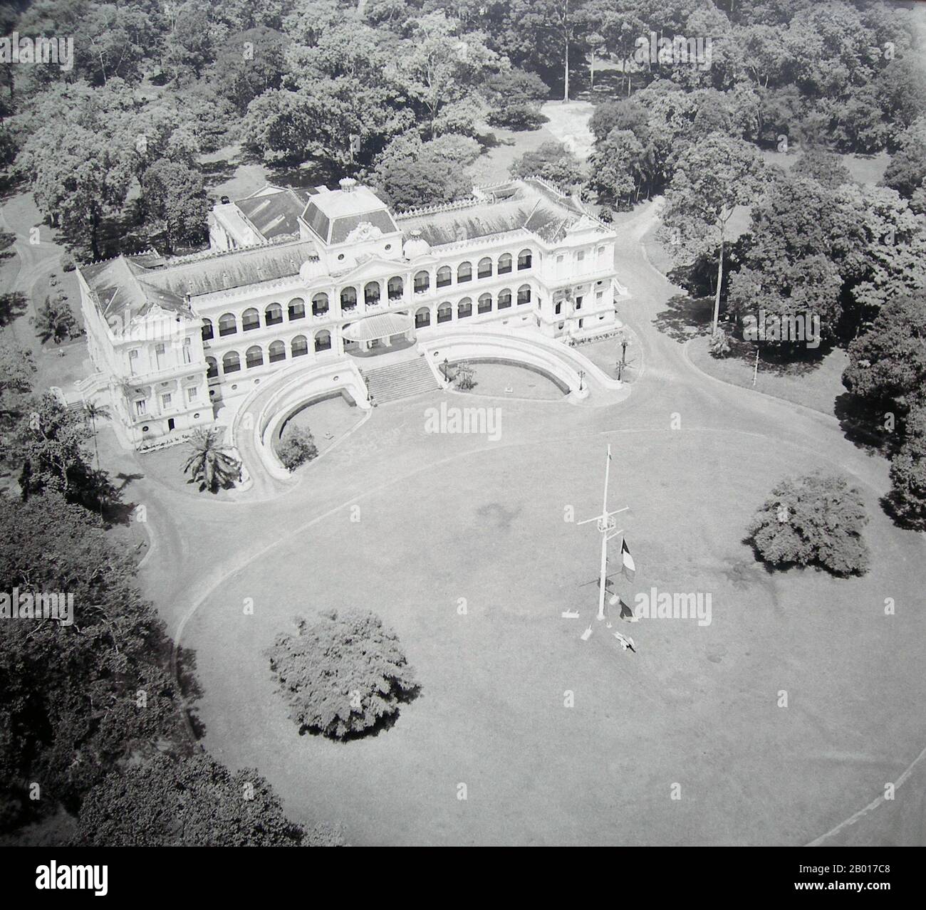 Vietnam: L'ex Palazzo Norodom, Saigon (ho Chi Minh City), c.. 1955. Nel 1858, la Francia lanciò un attacco contro Đà Nẵng, iniziando la sua invasione del Vietnam. Nel 1867, la Francia completò la sua conquista del Vietnam meridionale (Cochinchina), comprendente le province di Biên Hoà, Gia Định, Định Tường, Vĩnh Long, An Giang, E Hà Tiên. Per consolidare la colonia di recente costituzione, il 23 febbraio 1868, Lagrandière, Governatore di Cochinchina, ha tenuto una cerimonia per posare la pietra di fondazione di un nuovo palazzo in sostituzione del vecchio palazzo in legno costruito nel 1863. Il nuovo palazzo è stato progettato da Hermite. Foto Stock