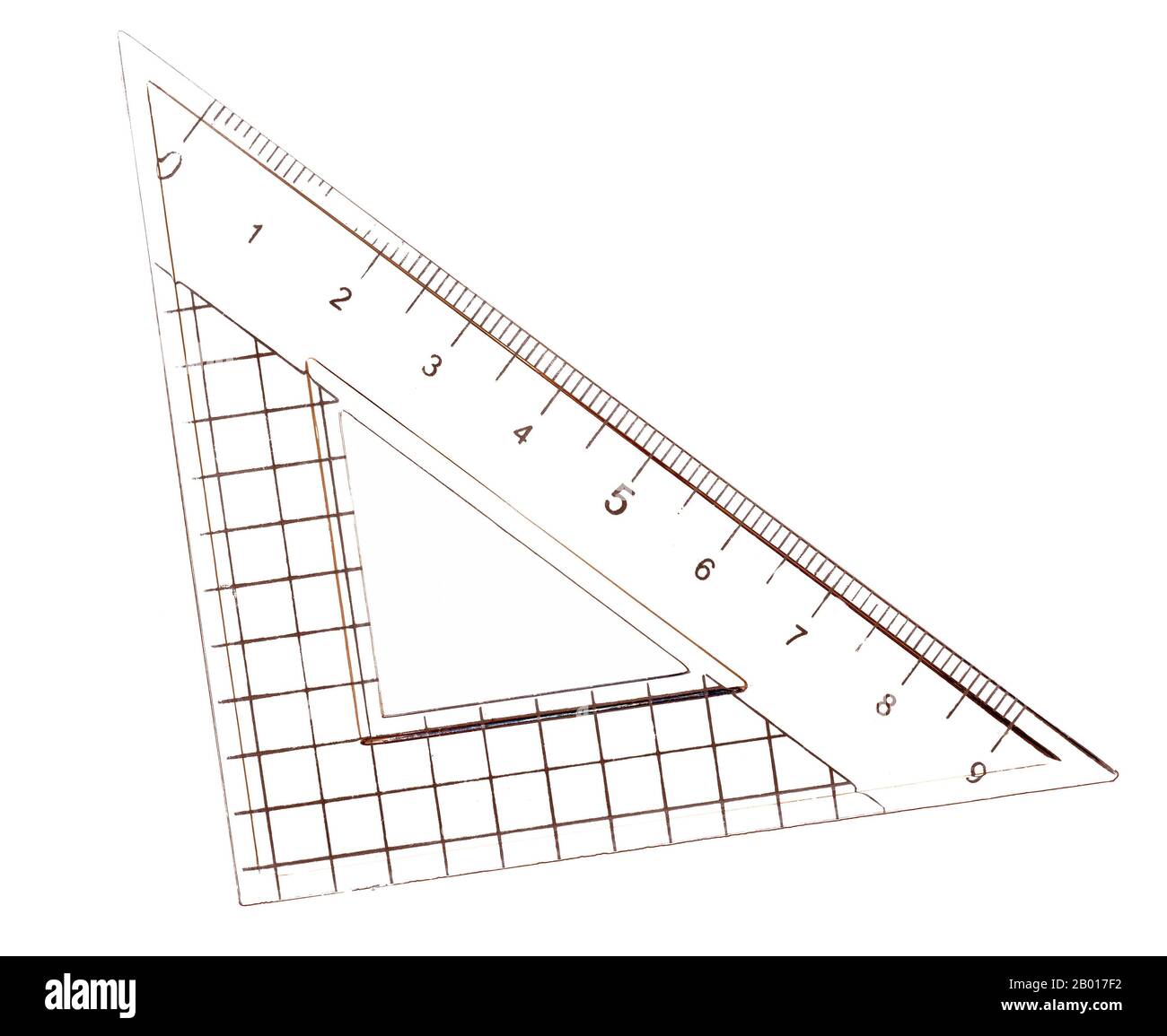 Apparecchiature matematiche della vecchia scuola. Impostare il triangolo quadrato utilizzato nel disegno tecnico e tecnico. Plastica. Isolato su bianco. Foto Stock