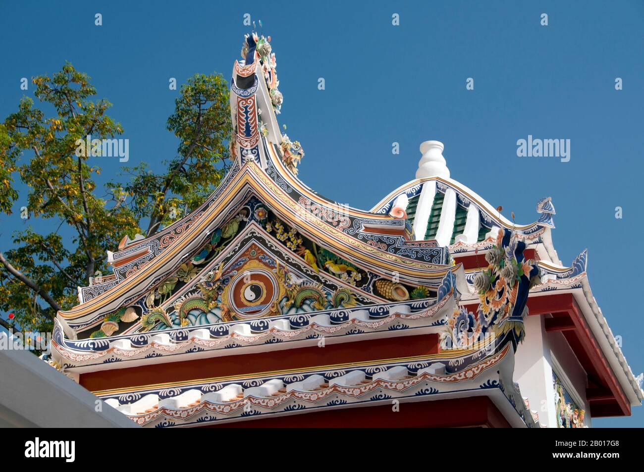 Thailandia: Dettaglio del tetto a Wat Bowonniwet, Bangkok. Il Tempio di Bowonniwet Vihara è uno dei principali templi buddisti di Phra Nakorn, la Città Vecchia di Bangkok ed è stato costruito a metà del 19th secolo durante il regno di Re Jessadabodindra (Rama III). È stato a lungo un tempio di patronato per la famiglia reale thailandese della dinastia Chakri, tra cui il re Mongkut (Rama IV) e il re Bhumibol Adulyadej (Rama IX). Nel 1836, prima di diventare re, Mongkut fu l'abate. L'attuale re di Thailandia, Bhumibol Adulyadej, risiedeva qui come monaco per un breve periodo. Foto Stock