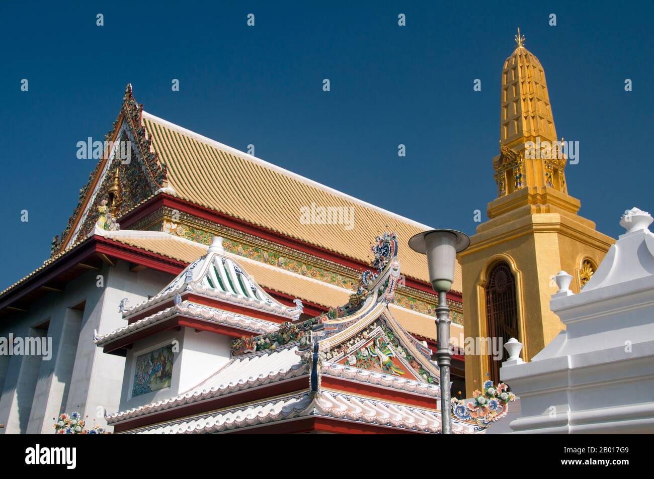 Thailandia: Wat Bowonniwet, Bangkok. Il Tempio di Bowonniwet Vihara è uno dei principali templi buddisti di Phra Nakorn, la Città Vecchia di Bangkok ed è stato costruito a metà del 19th secolo durante il regno di Re Jessadabodindra (Rama III). È stato a lungo un tempio di patronato per la famiglia reale thailandese della dinastia Chakri, tra cui il re Mongkut (Rama IV) e il re Bhumibol Adulyadej (Rama IX). Nel 1836, prima di diventare re, Mongkut fu l'abate. L'attuale re di Thailandia, Bhumibol Adulyadej, risiedeva qui come monaco per un breve periodo. Foto Stock