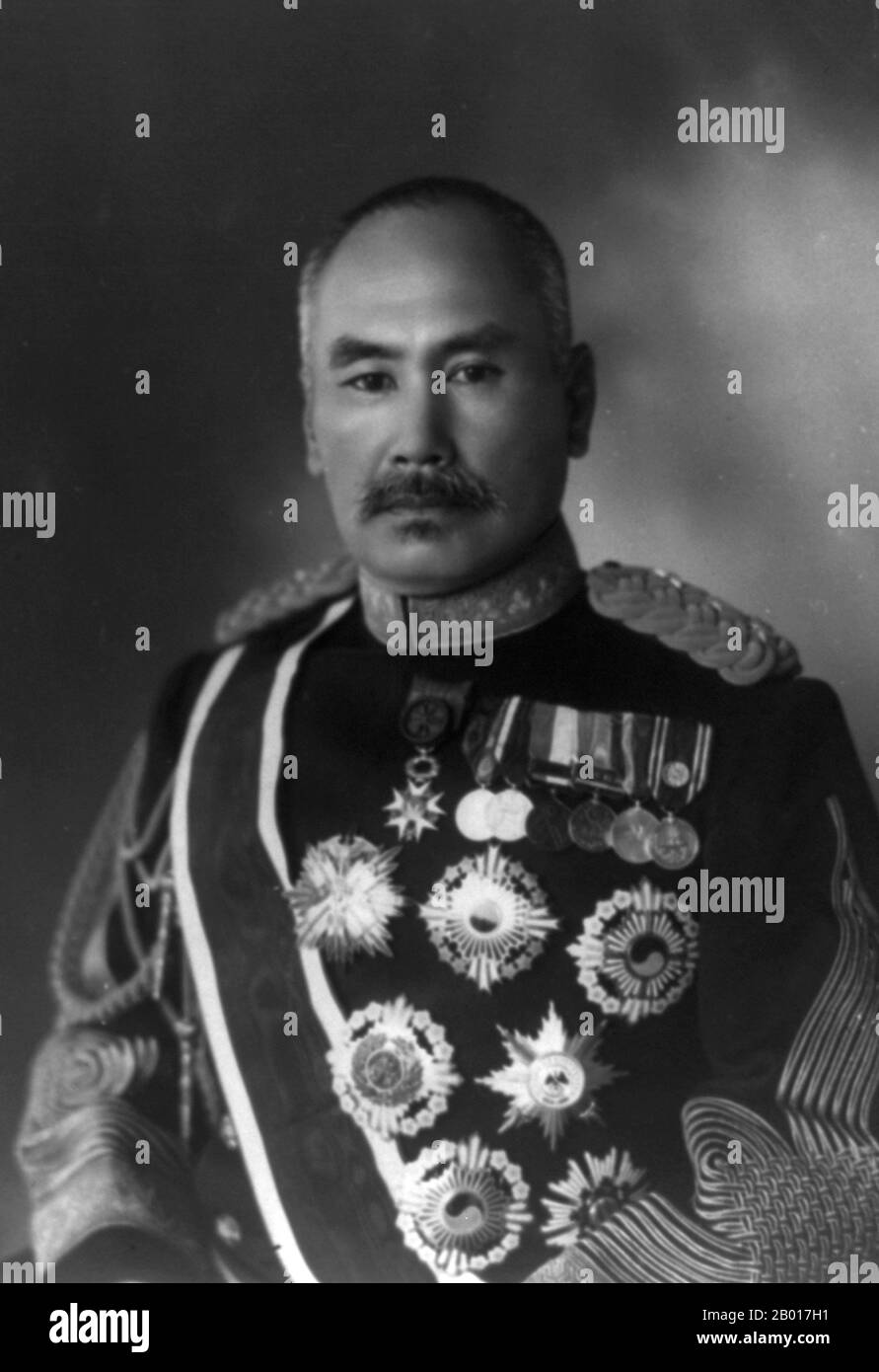 Giappone: Conte Hasegawa Yoshimichi (1 ottobre 1850 - 27 gennaio 1924), Governatore Generale della Corea (r. 1916-1919), all'inizio del 20th secolo. Il conte Hasegawa Yoshimichi fu un maresciallo di campo nell'esercito imperiale giapponese e servì come governatore generale giapponese della Corea dal 1916 al 1919. Le sue decorazioni comprendevano l'Ordine del Kite d'Oro (classe 1st) e l'Ordine del Chrysanthemum. Fu figlio di un maestro di scherma samurai e combatté per le forze di Choshu durante la guerra di Boshin nel 1868. Si unì all'esercito imperiale giapponese appena formato nel 1871, inizialmente come capitano. Foto Stock