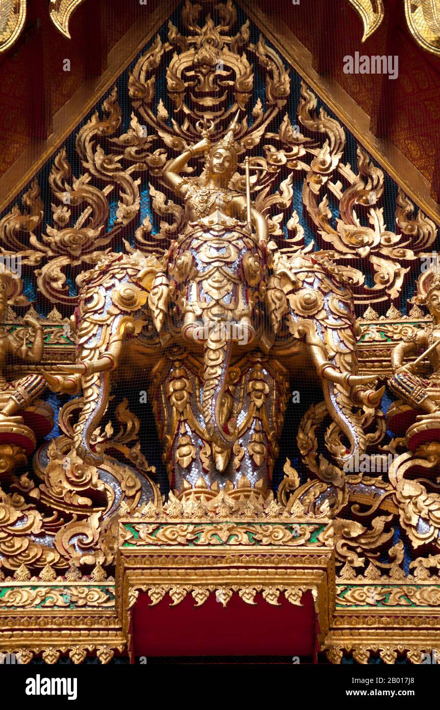 Thailandia: Erawan, il Monte di Indra, Wat Ratchaburana, Bangkok. Wat Ratchaburana (Rajaburana) fu costruito nel tardo periodo di Ayutthaya (1351-1767) da un mercante cinese di nome Liap e fu chiamato in origine Wat Jeen Liap. Erawan è il nome thailandese del mitologico elefante Airavata. Erawan è un elefante bianco mitologico che porta il dio Indra indù. Secondo il Ramayana, sua madre era Iravati. Nella Matangalila, Erawan è nato quando Brahma cantò inni sacri sulle metà del guscio dell'uovo da cui Garuda ha sorto, seguito da altri sette elefanti maschi e otto femmine. Foto Stock