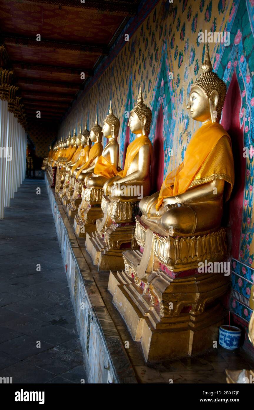 Thailandia: Una fila di Buddha nel complesso principale del tempio, Wat Arun (Tempio dell'alba), Bangkok. Wat Arun Rajwararam (Tempio dell'alba), nome completo Wat Arunratchawaram Ratchahawihan, è un tempio buddista tailandese sulla riva occidentale del fiume Chao Phraya a Bangkok. Prende il nome da Aruna, il Dio indiano dell'alba. Un monastero si trova qui fin dal periodo Ayutthayan (1351 - 1767), ma la caratteristica principale del tempio, il prang centrale in stile Khmer, fu iniziata solo nel 1809, durante il regno del re Buddha Loetla Nabhalai (Rama II). Foto Stock