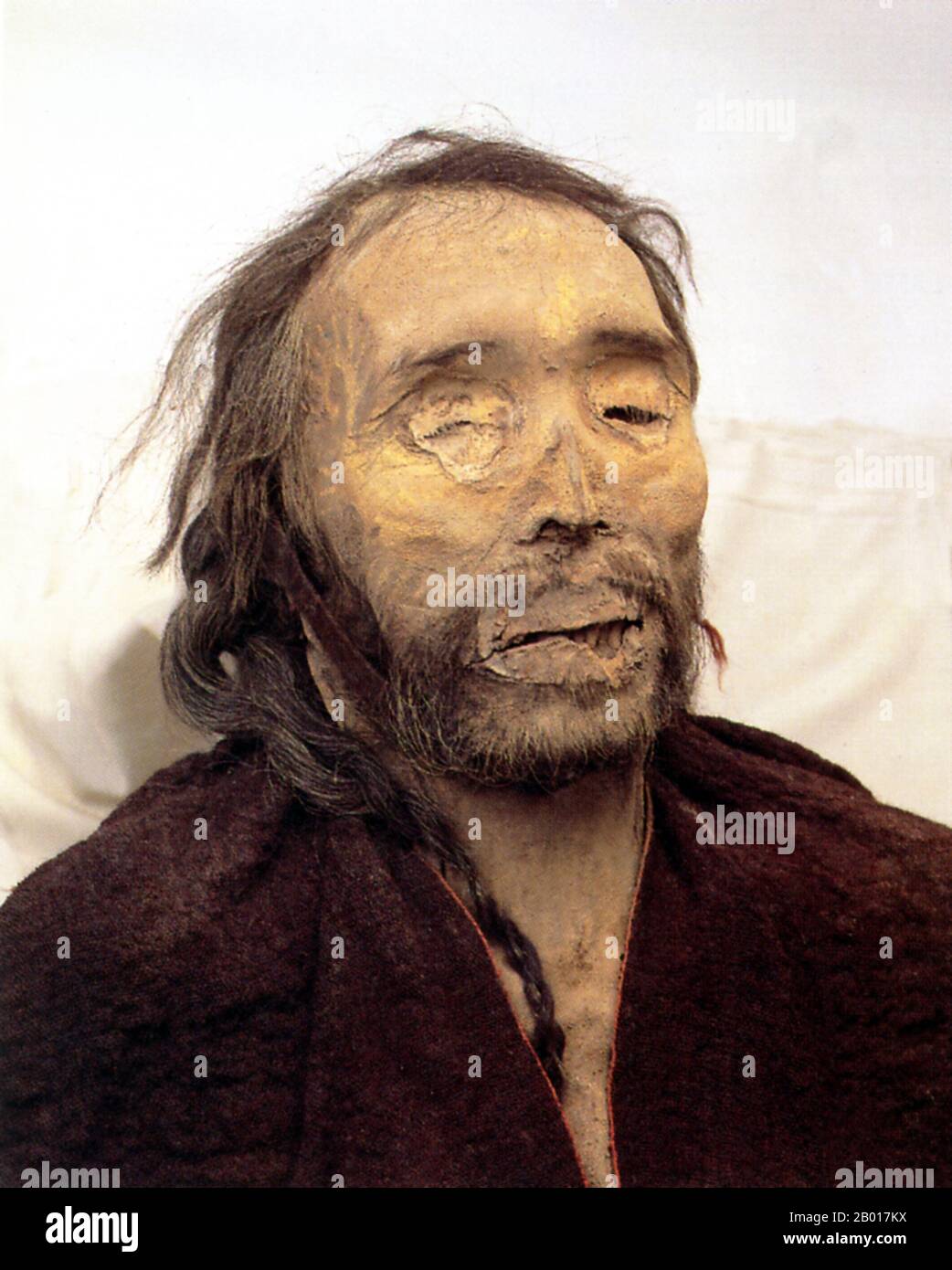 Cina: 'Cherchen Man', un'alta mummia tocariana dai capelli rossi di Cherchen (Qiemo) a Xinjiang, c.. 1000 BCE. Le mummie di Tarim sono una serie di mummie scoperte nel bacino di Tarim nell'attuale Xinjiang, Cina, che risalgono dal 1800 a.C. al 200 d.C. Si ritiene che alcune mummie siano associate alla presenza delle lingue indoeuropee del Tocariano nel bacino di Tarim, sebbene le prove non siano del tutto conclusive. Lavorando con campioni di DNA, Victor H. Mair ha concluso che le mummie sono Caucasoid, probabilmente parlanti di una lingua indoeuropea. Foto Stock