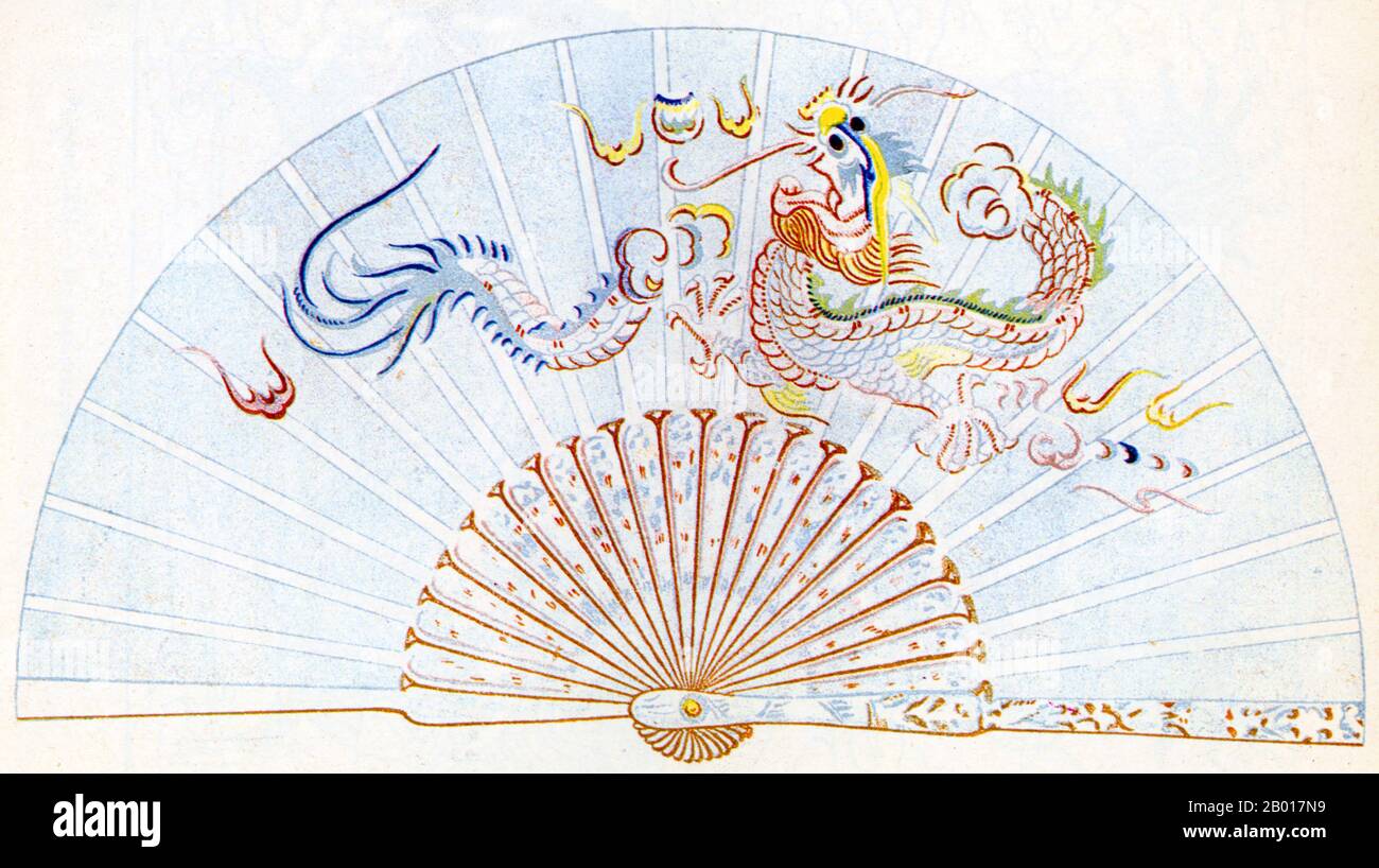 Vietnam: Fan con drago imperiale, Città Proibita, Hue, c.. 1930. Disegno architettonico di opere d'arte nella Città Proibita di Huế, la capitale imperiale del Vietnam sotto la dinastia Nguyen (1802-1945). Il disegno è stato fatto per l'Association des Amis du Vieux Hue (Associazione degli amici di Old Hue) nel 1920s, prima delle catastrofi del 1947 e 1968. Oggi rimangono meno di un terzo delle strutture all'interno della cittadella. Nel 1947 l'esercito francese sguazzò l'edificio e rubò o distrusse quasi tutti i tesori all'interno. La maggior parte degli edifici della Città Proibita sono stati distrutti da un incendio. Foto Stock