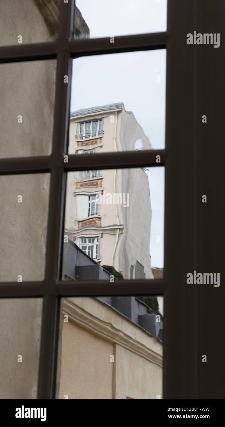 Vista dal Musee National Picasso-Paris, edificio distorto dalla finestra di vetro. Foto Stock