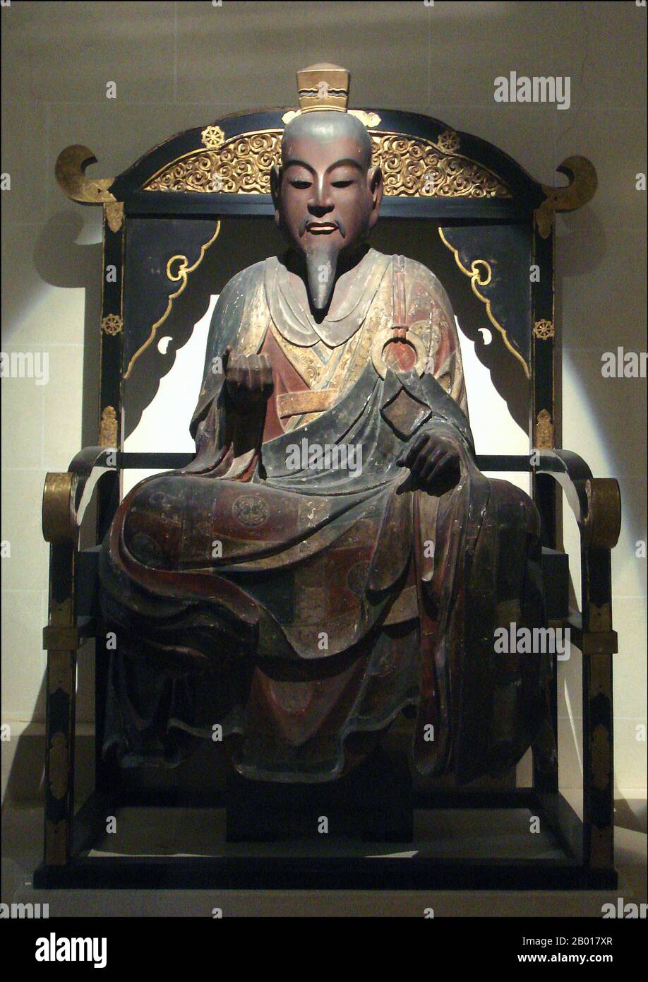 Giappone: Principe Shotoku (7 febbraio 574 - 8 aprile 622). Statua nel Musee Guimet, foto di PHGCOM (licenza CC BY-SA 3,0). Il principe Shotoku, noto anche come Principe Umayado, era un reggente e un politico del periodo Asuka in Giappone. Figlio dell'imperatore Yomei, fu membro del clan Soga al potere. Shotoku fu nominato reggente (Sessho) nel 593 dall'imperatrice Suiko, sua zia. Shotoku, ispirato agli insegnamenti buddisti, riuscì a stabilire un governo centralizzato durante il suo regno. Nel 603, stabilì i 12 ranghi ufficiali della corte, ed era un promotore massiccio del buddismo in tutta la nazione. Foto Stock