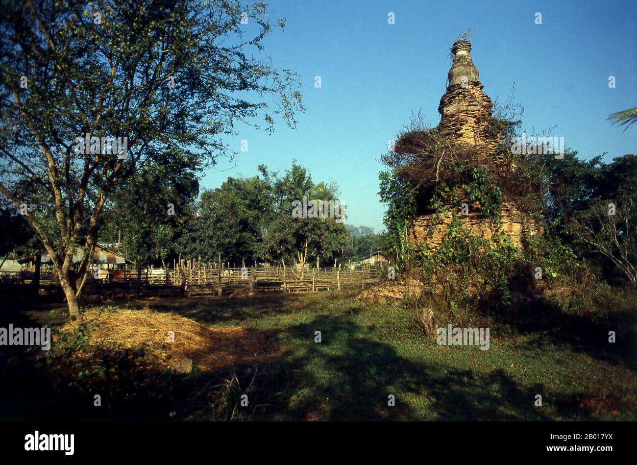 Thailandia: Chedi rovinato a Wat si Muang ma, Chiang Saen, provincia di Chiang Rai, Thailandia settentrionale. La storica città di Chiang Saen, situata sulla riva occidentale del fiume Mekong di fronte al Laos, risale al 12th secolo. Fu una parte importante del regno Lanna di re Mangrai, che in origine era la sua prima capitale. Foto Stock