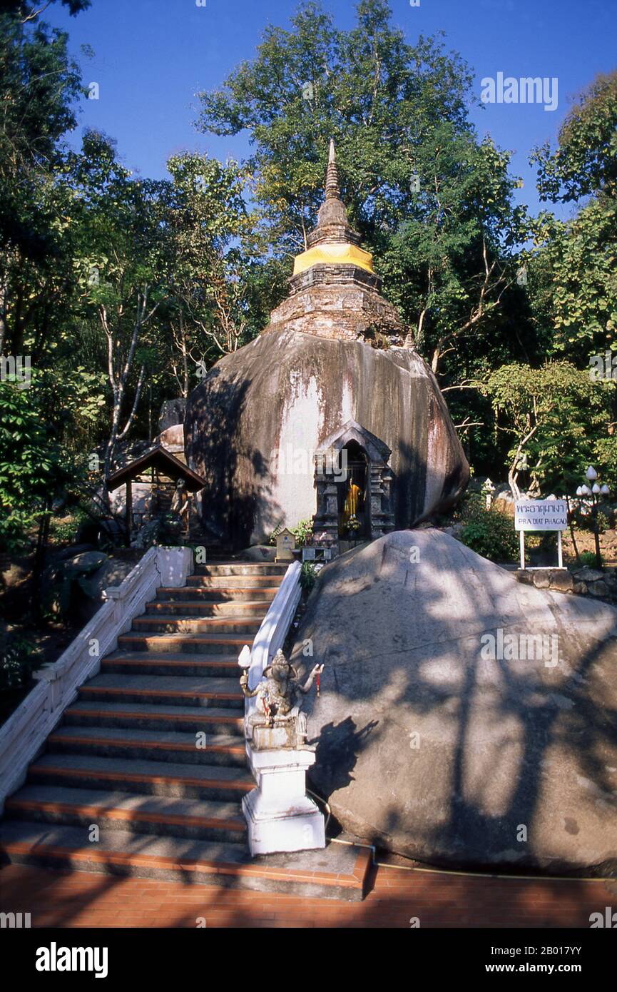 Thailandia: Wat Phra That Pha Ngao, Chiang Saen, Provincia di Chiang Rai, Thailandia settentrionale. La storica città di Chiang Saen, situata sulla riva occidentale del fiume Mekong di fronte al Laos, risale al 12th secolo. Fu una parte importante del regno Lanna di re Mangrai, che in origine era la sua prima capitale. Foto Stock