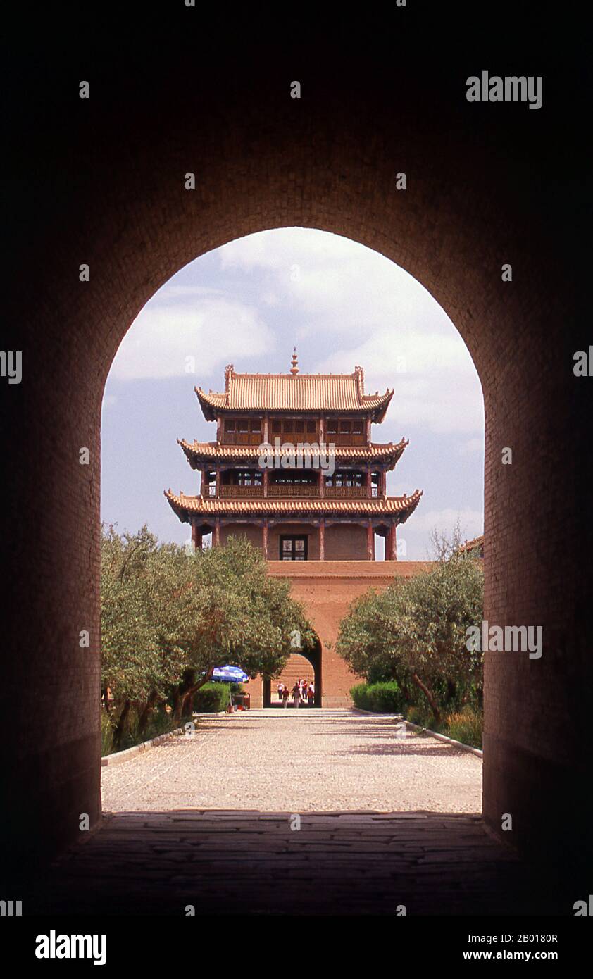 Cina: Uomini di Guanghua (porta dell'Illuminismo), Forte Jiayuguan, Jiayuguan, Gansu. Jiayuguan, il primo e più grande passo sotto il cielo, fu completato nel 1372 per ordine di Zhu Yuanzhang, il primo imperatore Ming (1368-98), per segnare la fine della Grande Muraglia Ming. Era anche il limite stesso della civiltà cinese, e gli inizi delle terre “barbariche” esterne. Per secoli il forte non era solo di importanza strategica per Han cinese, ma anche di significato culturale, in quanto questo era considerato l'ultimo luogo civilizzato prima delle tenebre esterne. Foto Stock