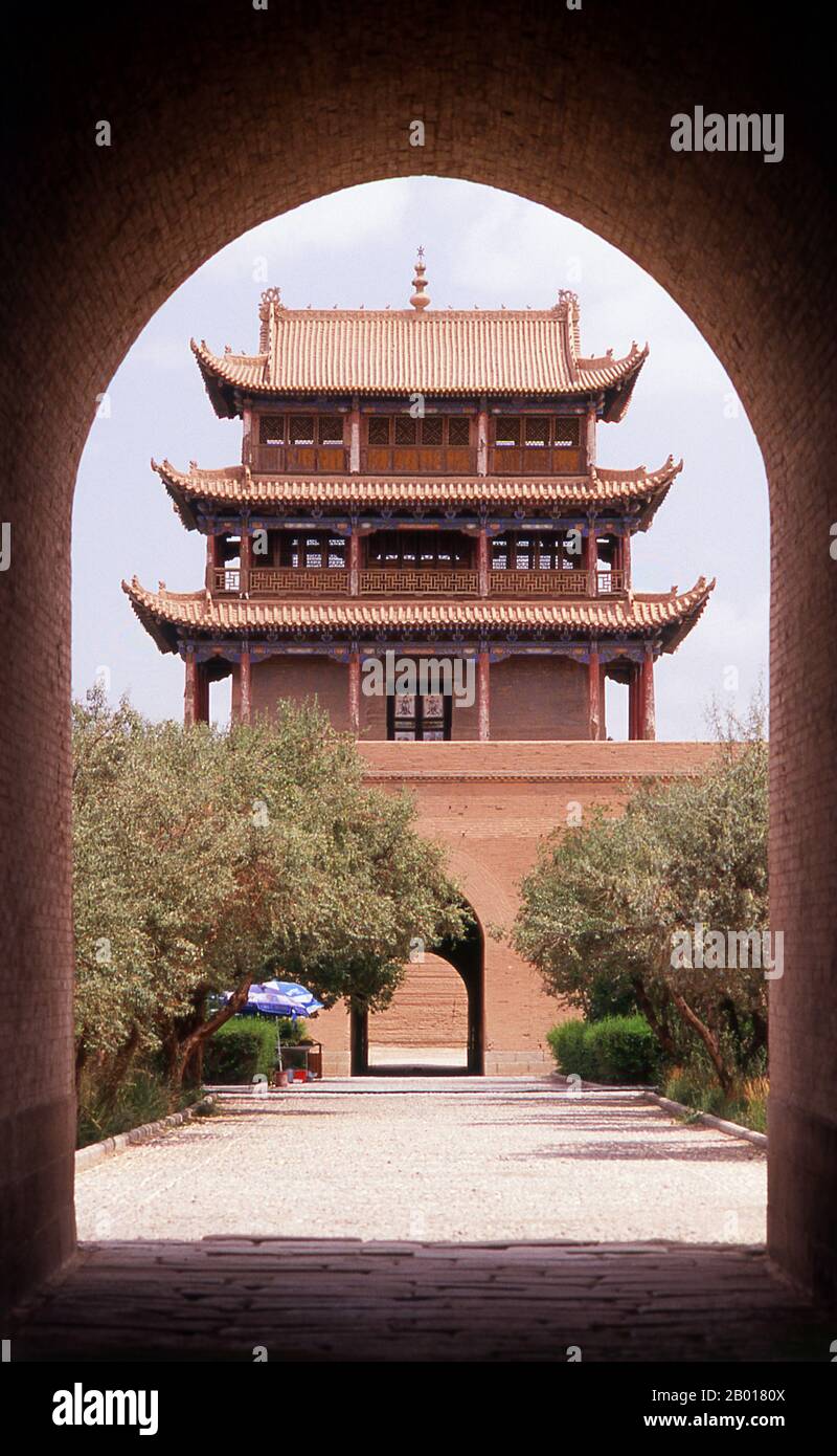 Cina: Uomini di Guanghua (porta dell'Illuminismo), Forte Jiayuguan, Jiayuguan, Gansu. Jiayuguan, il primo e più grande passo sotto il cielo, fu completato nel 1372 per ordine di Zhu Yuanzhang, il primo imperatore Ming (1368-98), per segnare la fine della Grande Muraglia Ming. Era anche il limite stesso della civiltà cinese, e gli inizi delle terre “barbariche” esterne. Per secoli il forte non era solo di importanza strategica per Han cinese, ma anche di significato culturale, in quanto questo era considerato l'ultimo luogo civilizzato prima delle tenebre esterne. Foto Stock
