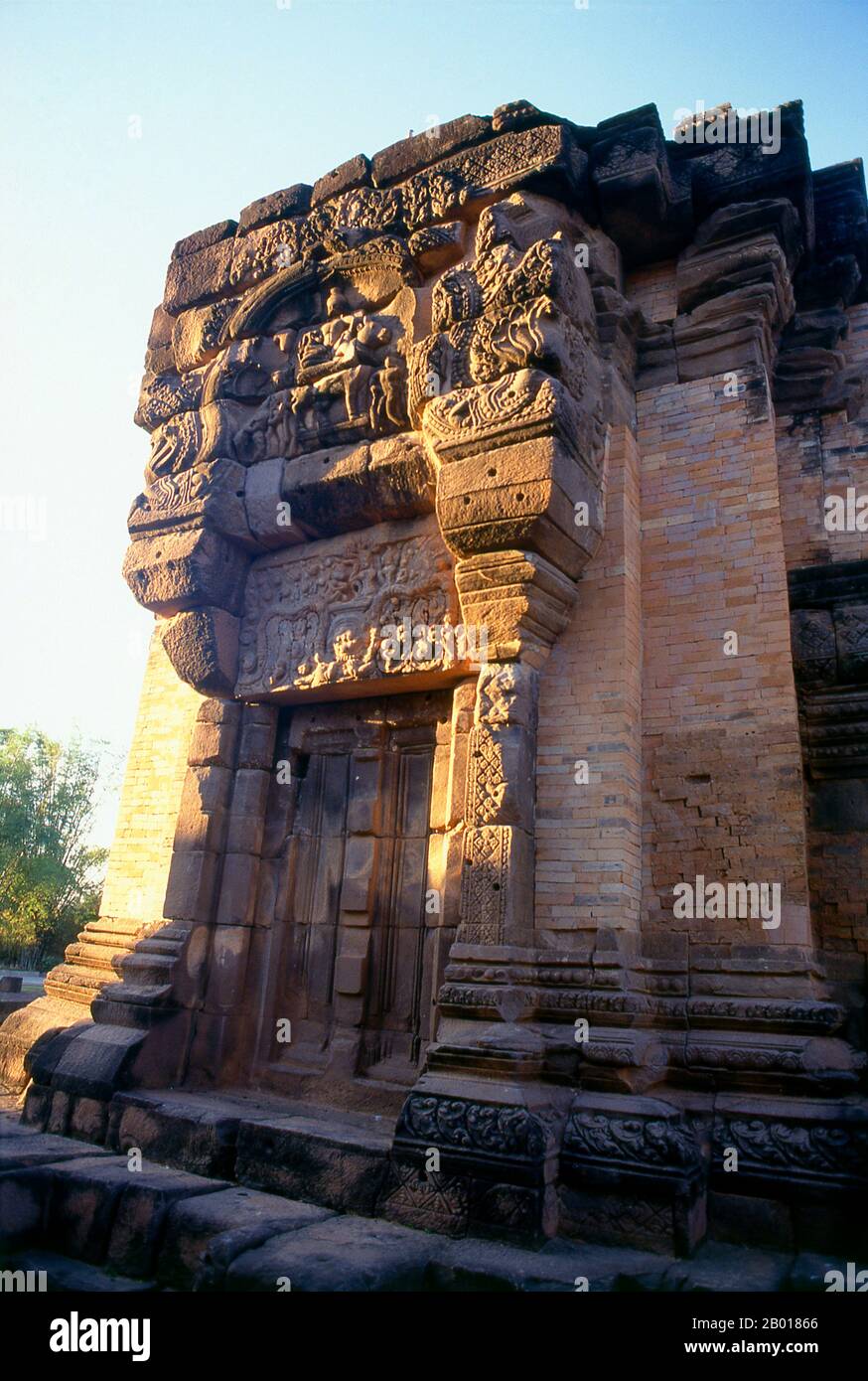 Thailandia: Shiva a cavallo del toro Nandi su un architrave sopra la ...