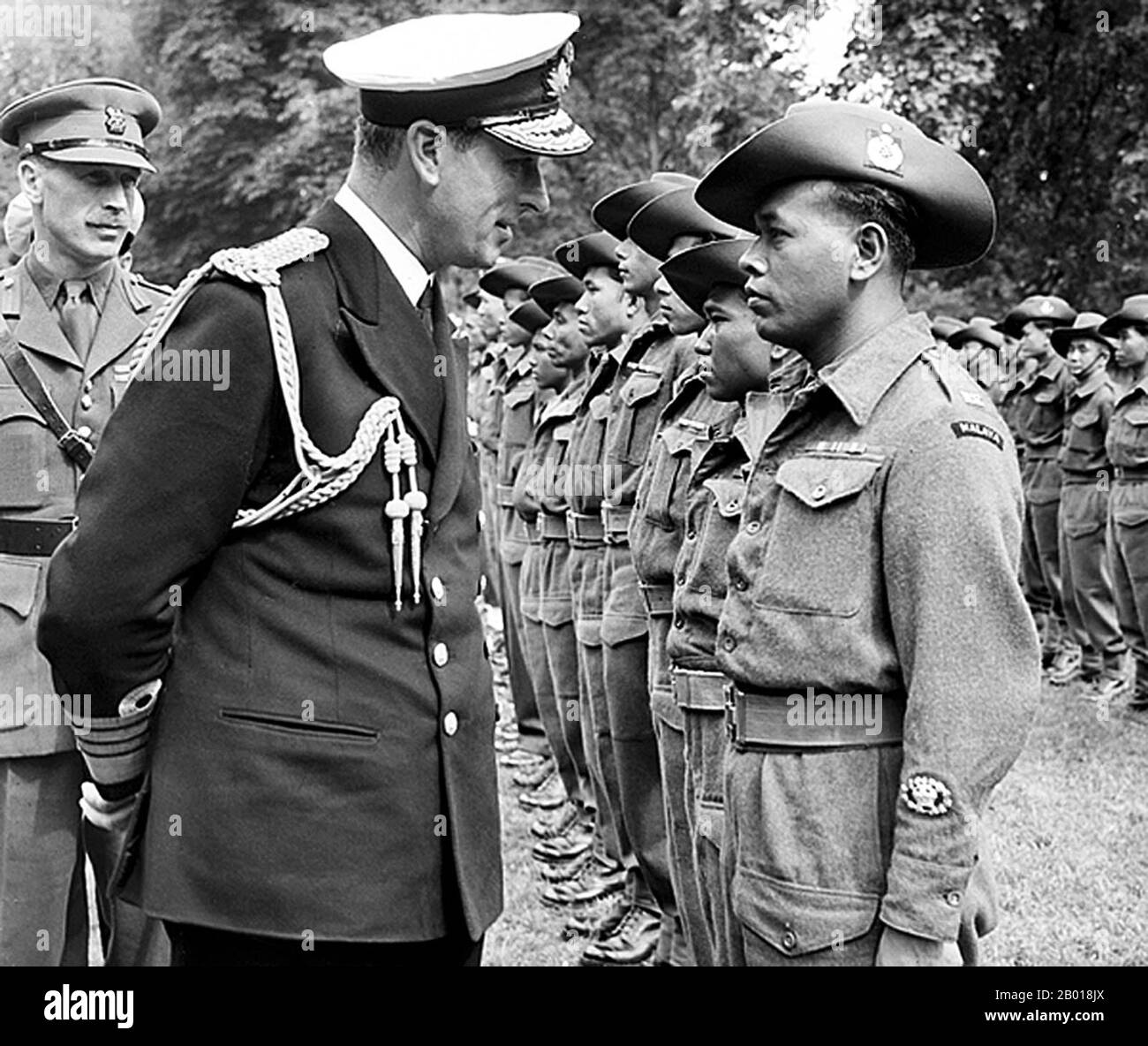 Malesia: India: Lord Louis Mountbatten visita il contingente malese, Kensington Gardens, Londra, Inghilterra, Regno Unito, 1946. Lord Louis Mountbatten ispeziona le truppe malesi a Kensington Gardens, Londra. Gli uomini erano a Londra per partecipare alla Victory Parade, che si è svolta il 8 giugno. Ammiraglio della flotta Louis Francis Albert Victor Nicholas George Mountbatten, 1st Conte Mountbatten di Birmania, KG, GCB, OM, GCSI, GCIE, GCVO, DSO, PC, FRS (Principe Luigi di Battenberg, 25 giugno 1900 – 27 agosto 1979), è stato un . Foto Stock
