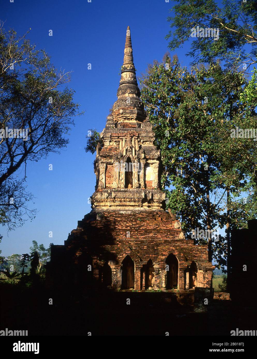 Thailandia: 14 ° secolo chedi, Wat Pa Sak, Chiang Saen, provincia di Chiang Rai, Thailandia del Nord. La storica città di Chiang Saen, situata sulla riva occidentale del fiume Mekong di fronte al Laos, risale al XII secolo. Era una parte importante del regno Lanna del re Mangrai, originariamente la sua prima capitale. Foto Stock