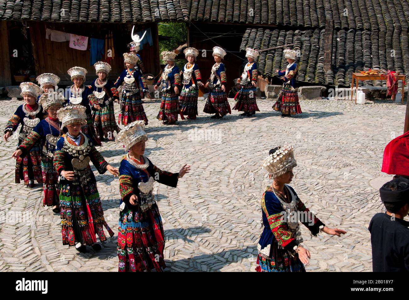 Cina: Le donne di Miao ballano nel villaggio di Langde Shang, a sud-est di Kaili, provincia di Guizhou. I Miao sono un gruppo di persone legate dal punto di vista linguistico e culturale riconosciuto dal governo della Repubblica popolare cinese come uno dei 55 gruppi ufficiali di minoranza. Miao è un termine cinese e non riflette le auto-designazioni dei sottogruppi componenti, che includono (con alcune varianti di ortografia) Hmong, HMU, A HmaO, e Kho (Qho) Xiong. Il Miao vive principalmente nella Cina meridionale, nelle province di Guizhou, Hunan, Yunnan, Sichuan, Guangxi, Hainan, Guangdong e Hubei. Foto Stock