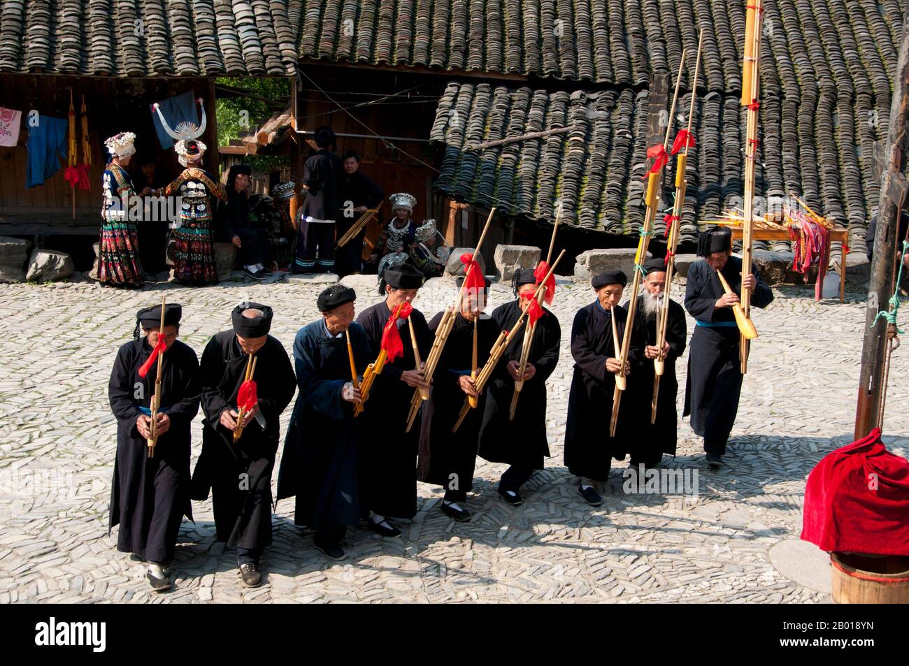 Cina: Gli uomini di Miao suonano il lusheng, uno strumento tradizionale di  Miao, nel villaggio di Langde Shang, a sud-est di Kaili, provincia di  Guizhou. Il lusheng (anche scritto lu sheng; scritto