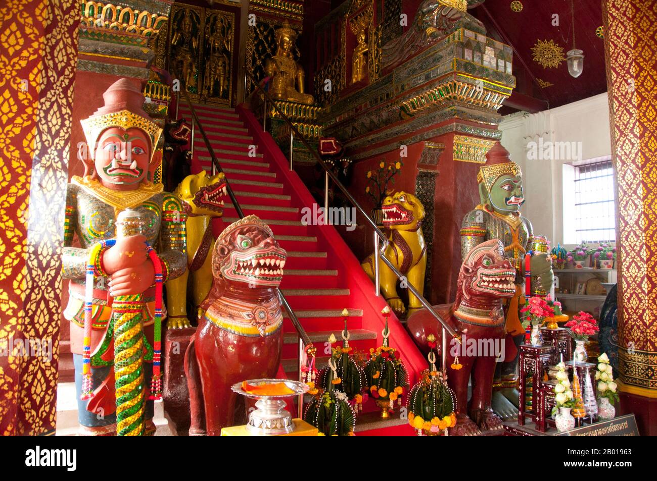 Thailandia: Demoni di Yaksa, canzoni di Viharn Phra, Mahathat di Wat Phra, Thammarat di Nakhon si. Wat Phra Mahathat Woramahawihan, generalmente abbreviato in Wat Mahathat, o “Tempio del Grande Chedi” è il tempio più venerato e importante di Nakhon si Thammarat e, appunto, nel sud della Thailandia. Si ritiene che sia stato costruito al momento della fondazione della città, e si dice che contenga una reliquia dentaria del Signore Buddha. La Thailandia meridionale registra che i fondatori del tempio erano il principe Thanakuman e la sua regina Hemchala, che portò le reliquie del Buddha a Hat Sai Kaeo e costruì una piccola pagoda. Foto Stock