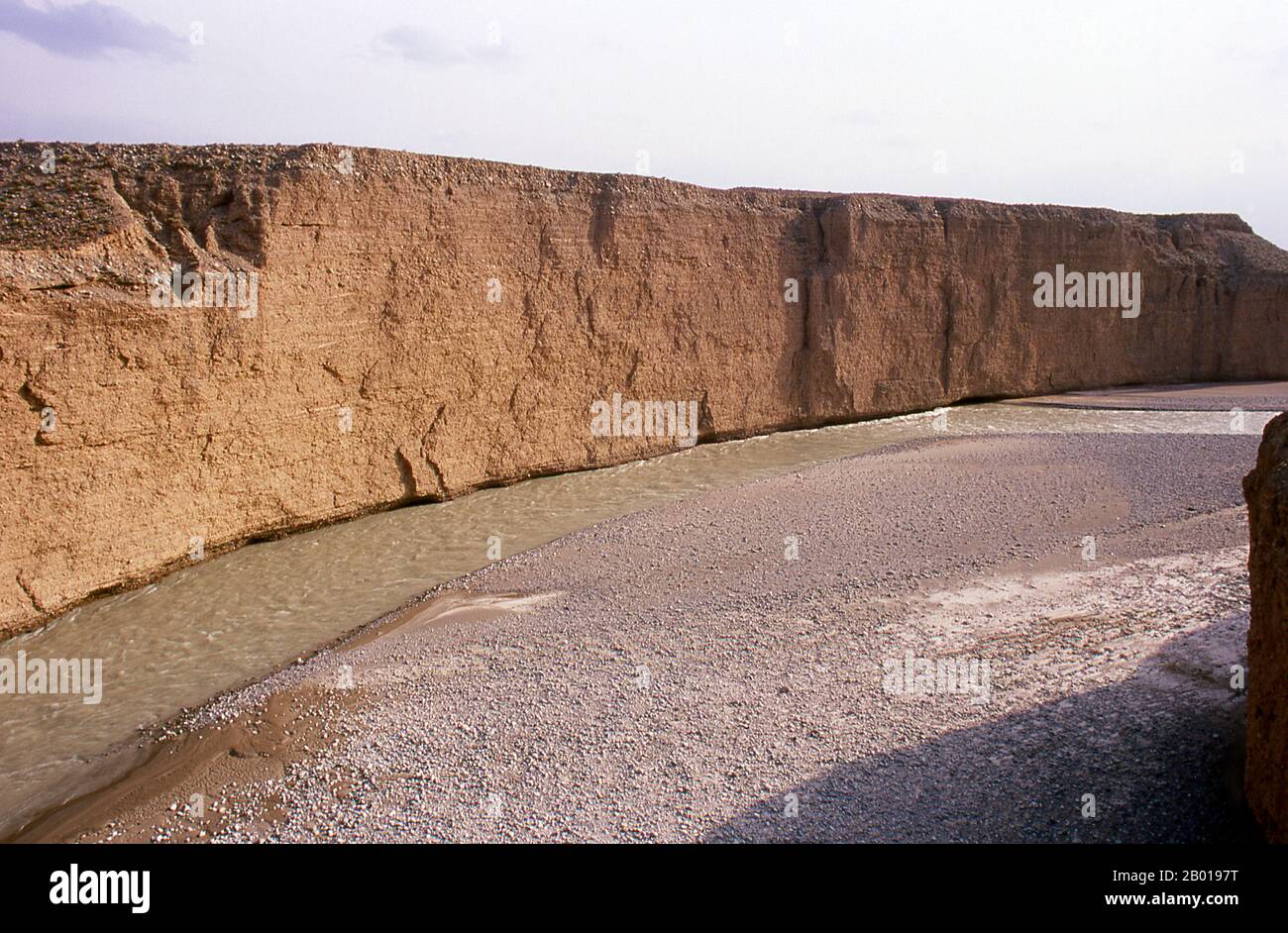 Cina: La gola del fiume Taolai che segna la fine della Grande Muraglia Ming vicino al Forte Jiayuguan. Jiayuguan, il primo e più grande passo sotto il cielo, fu completato nel 1372 per ordine di Zhu Yuanzhang, il primo imperatore Ming (1368-1398), per segnare la fine della Grande Muraglia Ming. Era anche il limite stesso della civiltà cinese, e gli inizi delle terre “barbariche” esterne. Per secoli il forte non era solo di importanza strategica per Han cinese, ma anche di significato culturale. Questo è stato l'ultimo luogo civilizzato prima delle tenebre esterne. Foto Stock