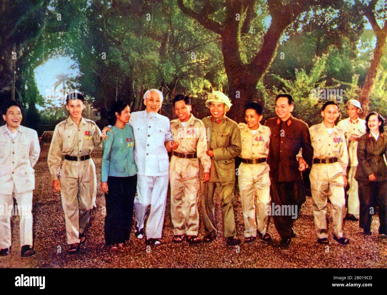 Vietnam: Presidente ho Chi Minh (19 maggio 1890 - 3 settembre 1969) con un gruppo di soldati vietnamiti del sud, c.. 1965. Hồ Chí Minh, nato Nguyễn Sinh Cung e conosciuto anche come Nguyễn Ái Quốc, era un leader rivoluzionario comunista vietnamita, primo ministro (1946-1955) e presidente (1945-1969) della Repubblica democratica del Vietnam (Vietnam del Nord). Formò la Repubblica Democratica del Vietnam e guidò il Viet Cong durante la guerra del Vietnam fino alla sua morte. Foto Stock