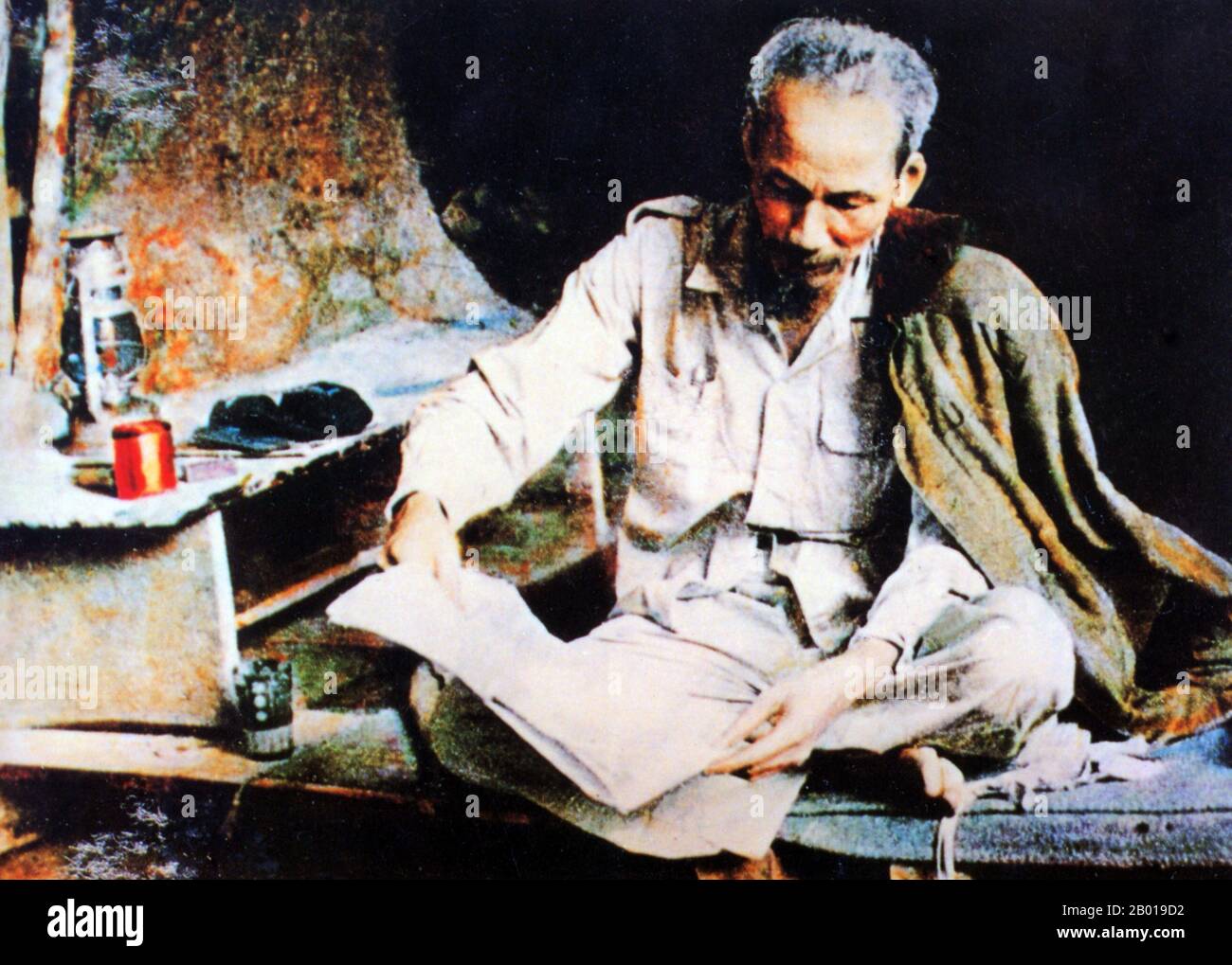 Vietnam: Presidente ho Chi Minh (19 maggio 1890 - 3 settembre 1969) che lavora in una grotta nel nord del Vietnam, c.. 1951. Hồ Chí Minh, nato Nguyễn Sinh Cung e conosciuto anche come Nguyễn Ái Quốc, era un leader rivoluzionario comunista vietnamita, primo ministro (1946-1955) e presidente (1945-1969) della Repubblica democratica del Vietnam (Vietnam del Nord). Formò la Repubblica Democratica del Vietnam e guidò il Viet Cong durante la guerra del Vietnam fino alla sua morte. Foto Stock