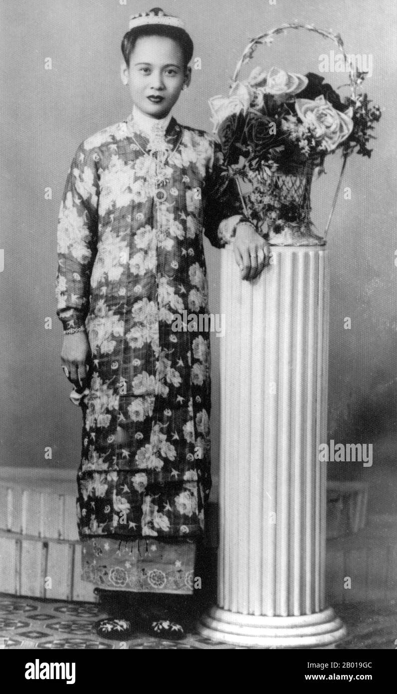 Thailandia: Una donna di Phuket di origine etnica cinese si pone in un abito Penang Nonya in questa foto studio 1950. Phuket, precedentemente noto come Talang e, in fonti occidentali, Junk Ceylon (una corruzione del Malay Tanjung Salang, cioè 'Capo Salang'), è una delle province meridionali (changwat) della Thailandia. Le province vicine sono (da nord in senso orario) Phang Nga e Krabi, ma dato che Phuket è un'isola non ci sono confini terrestri. Phuket, che è approssimativamente delle dimensioni di Singapore, è l'isola più grande della Thailandia. L'isola è collegata alla Thailandia continentale da due ponti. Foto Stock