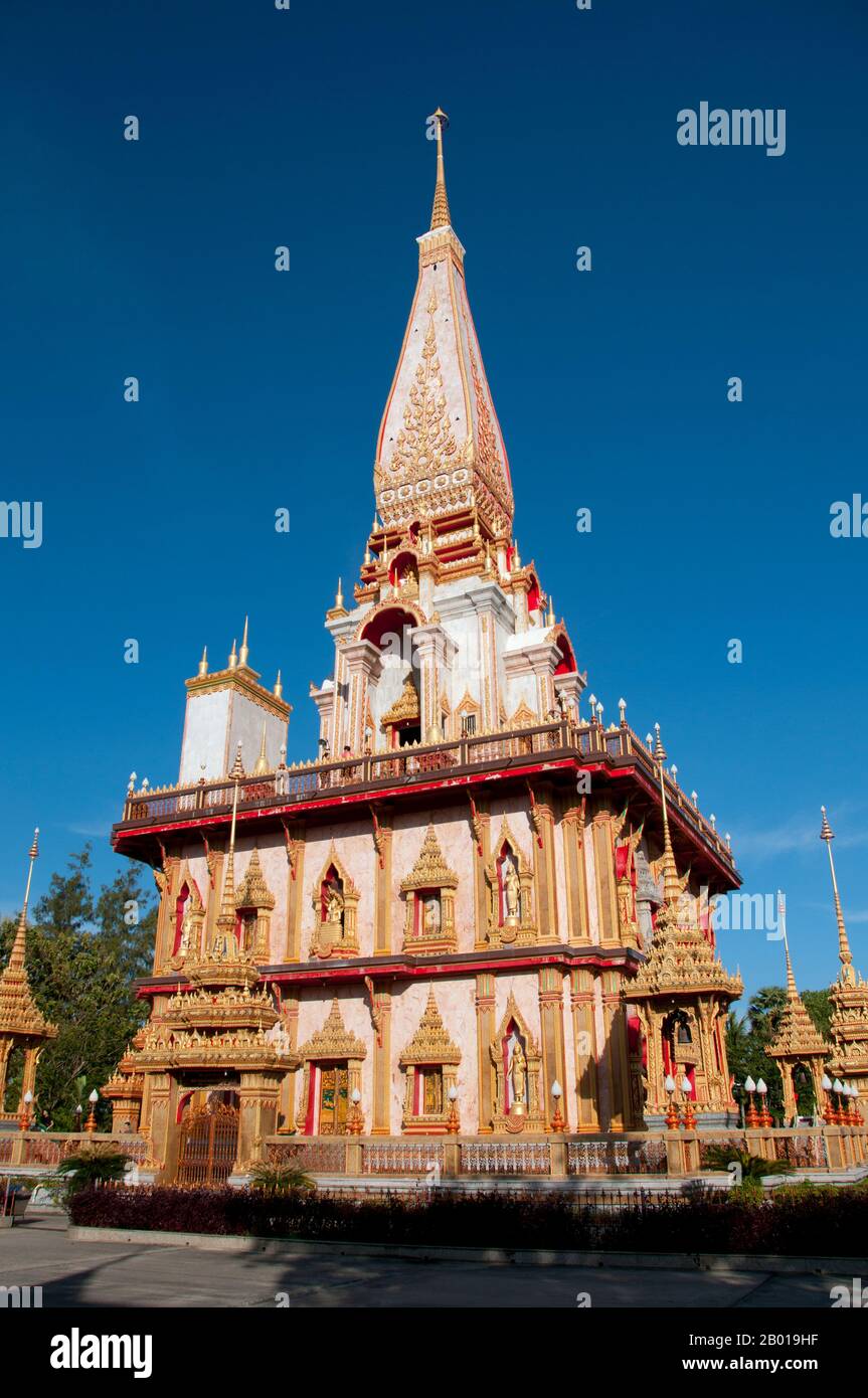 Thailandia: Phramahathat Chedi, Wat Chalong, Phuket. Wat Chalong è dedicato a due monaci altamente venerati, Luang Pho Chaem (Luang Pho Cham) e Luang Pho Chuang, che con la loro conoscenza della medicina di erbe ha aiutato i residenti locali feriti in fuga la ribellione minatori di stagno del 1876. Foto Stock