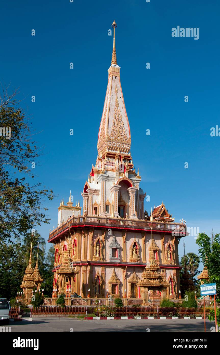 Thailandia: Phramahathat Chedi, Wat Chalong, Phuket. Wat Chalong è dedicato a due monaci altamente venerati, Luang Pho Chaem (Luang Pho Cham) e Luang Pho Chuang, che con la loro conoscenza della medicina di erbe ha aiutato i residenti locali feriti in fuga la ribellione minatori di stagno del 1876. Foto Stock