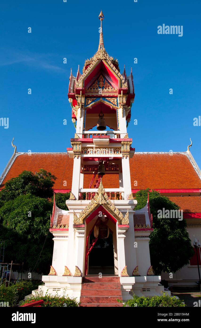 Thailandia: Campanile e torre del tamburo utilizzati per convocare monaci, Wat Chalong, Phuket. Wat Chalong è dedicato a due monaci altamente venerati, Luang Pho Chaem (Luang Pho Cham) e Luang Pho Chuang, che con la loro conoscenza della medicina di erbe ha aiutato i residenti locali feriti in fuga la ribellione minatori di stagno del 1876. Foto Stock