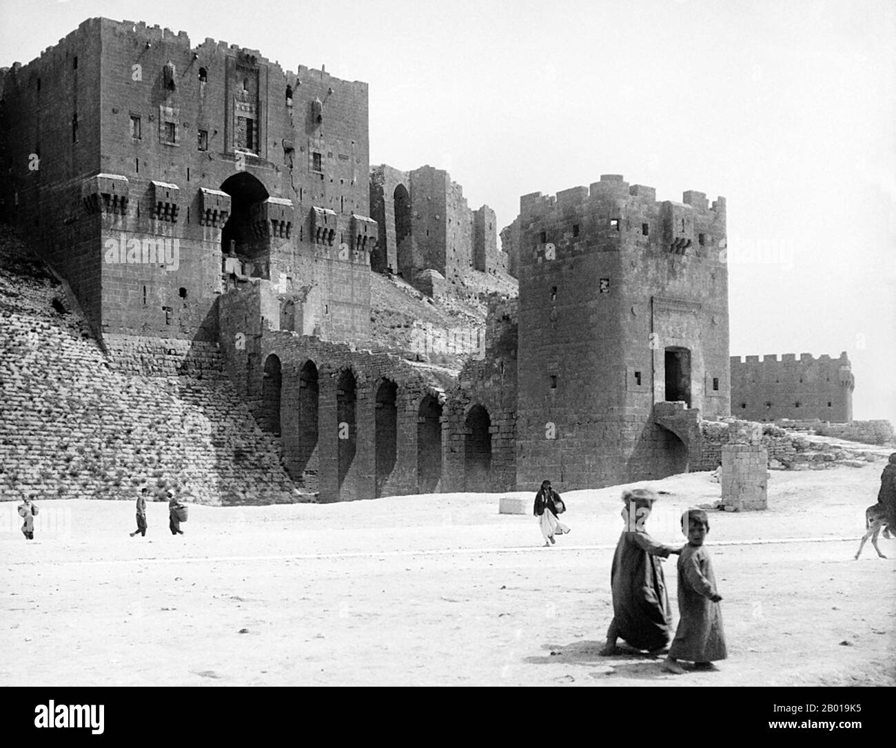 Siria: La Cittadella di Aleppo (Haleb), c.. 1900. La Cittadella di Aleppo è un grande palazzo medievale fortificato nel centro della città vecchia di Aleppo, Siria settentrionale. Uno dei castelli più antichi e più grandi del mondo, l'uso della collina della Cittadella risale almeno alla metà del 3rd millennio a.C. In seguito occupata da molte civiltà come i Greci, Bizantini, Ayyubids e Mamluks, la maggior parte della costruzione così com'è oggi si pensa che abbia origine dal periodo Ayyubid. Foto Stock