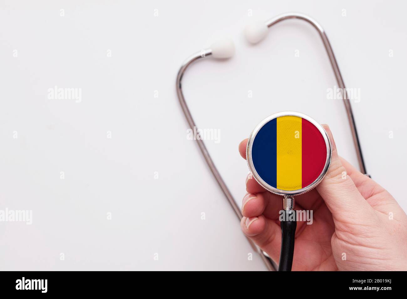 Romania concetto di assistenza sanitaria. Medico che detiene uno stetoscopio medico. Foto Stock