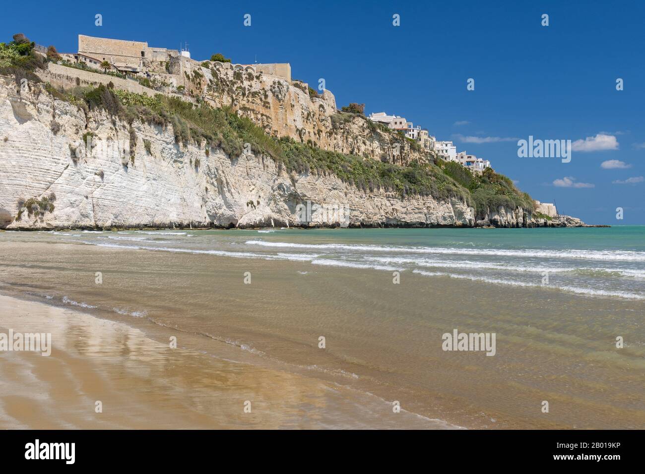 Pizzomunno roccia in riva al mare, Vieste, Gargano, Puglia, Italia. Foto Stock