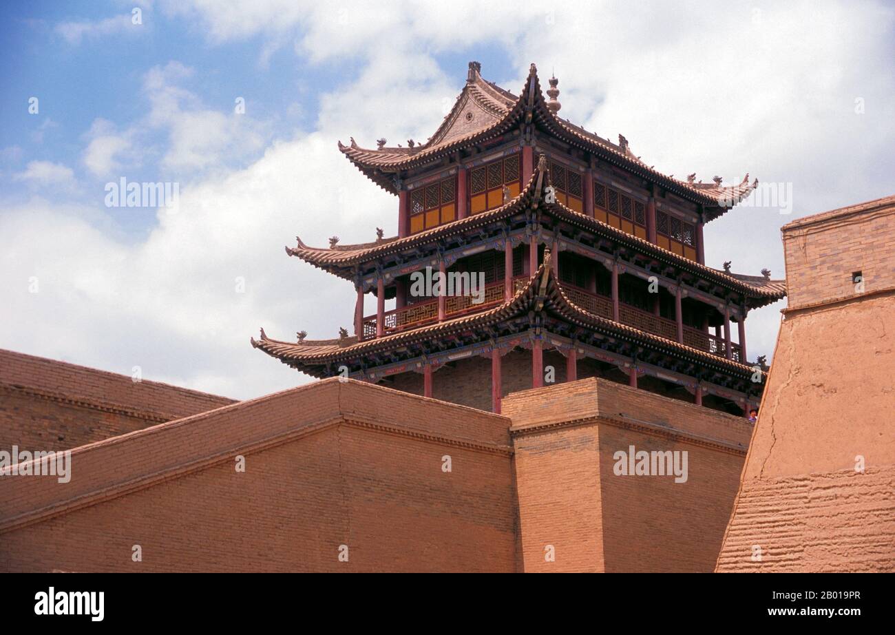 Cina: Porta occidentale e torre a Jiayuguan Fort, provincia di Gansu. Jiayuguan, il primo e più grande passo sotto il cielo, fu completato nel 1372 per ordine di Zhu Yuanzhang, il primo imperatore Ming (1368-98), per segnare la fine della Grande Muraglia Ming. Era anche il limite stesso della civiltà cinese, e gli inizi delle terre “barbariche” esterne. Per secoli il forte non era solo di importanza strategica per Han cinese, ma anche di significato culturale. Questo è stato l'ultimo luogo civilizzato prima delle tenebre esterne, quelli che vanno oltre affrontare una vita di esilio tra stranieri nomadi. Foto Stock