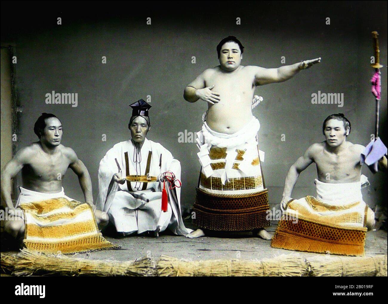 Giappone: Tre lottatori di sumo (rikishi) e un arbitro (gyoji). Foto di T. Enami (1859-1929), c.. 1892-1895. Enami (Enami Nobukuni) era il nome commerciale di un celebre fotografo del periodo Meiji. Il T. del suo nome commerciale è pensato per essere stato per Toshi, anche se non ha mai scritto fuori su qualsiasi documento personale o di affari. Nato a Edo (ora Tokyo) durante l'era Bakumatsu, Enami fu prima studente di, e poi assistente del noto fotografo e collotipista, Ogawa Kazumasa. Enami si è rilocato a Yokohama, e ha aperto uno studio a Benten-dōri (Benten Street) nel 1892. Foto Stock