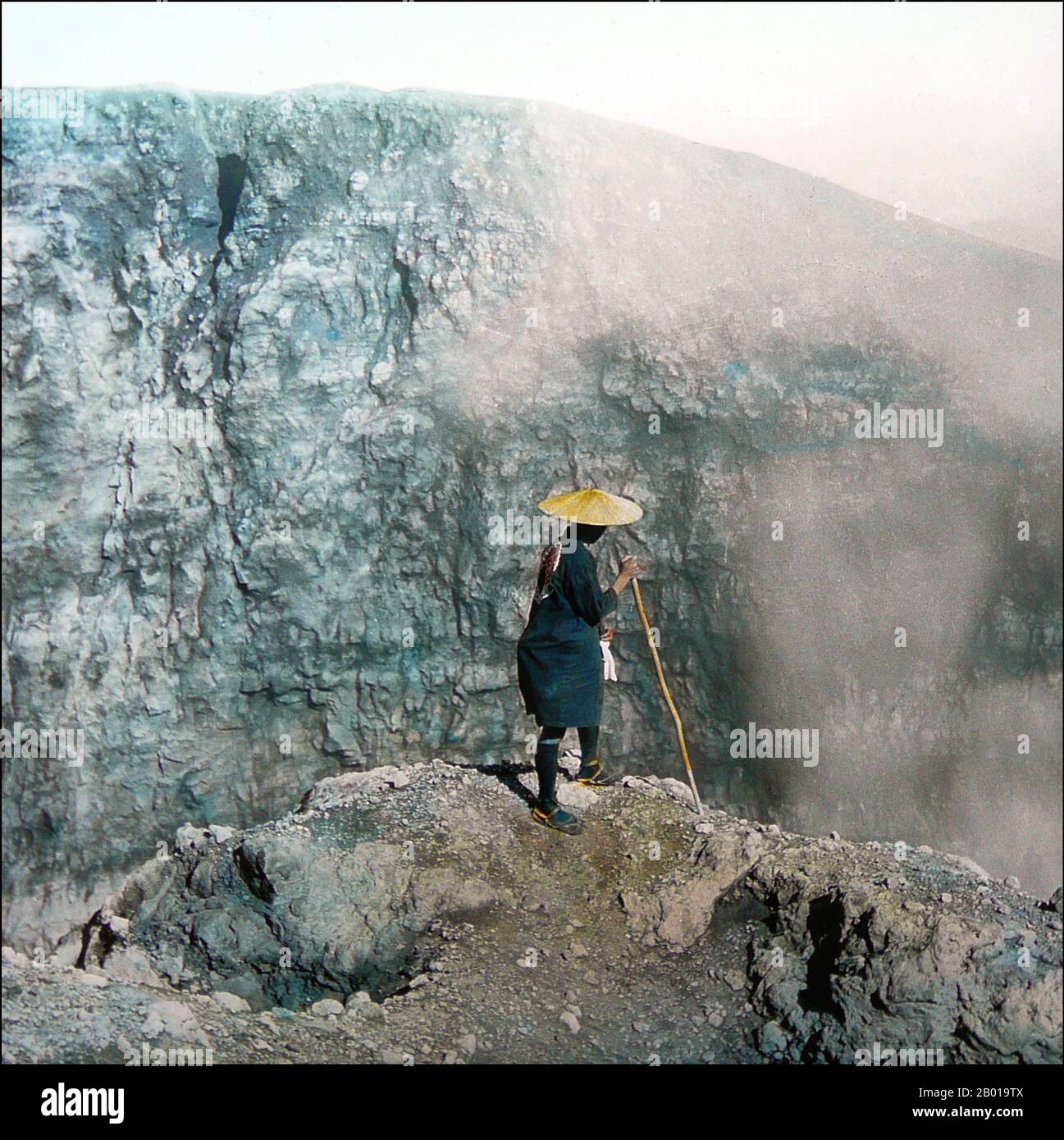 Giappone: Uomo che guarda nel cratere del Monte Asama, Gunma e Prefettura di Nagano. Foto di T. Enami (1859-1929), c.. 1895. T. Enami (Enami Nobukuni) era il nome commerciale di un celebre fotografo del periodo Meiji. Il T. del suo nome commerciale è pensato per essere stato per Toshi, anche se non ha mai scritto fuori su qualsiasi documento personale o di affari. Nato a Edo (ora Tokyo) durante l'era Bakumatsu, Enami fu prima studente di, e poi assistente del noto fotografo e collotipista, Ogawa Kazumasa. Enami si è rilocato a Yokohama, e ha aperto uno studio a Benten-dōri (Benten Street) nel 1892. Foto Stock