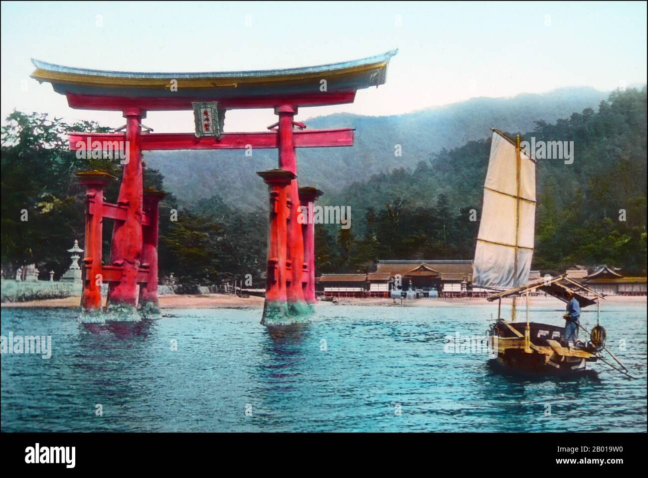 Giappone: Torii al santuario di Itsukushima Shinto, Miyajima, Prefettura di Hiroshima. Foto di T. Enami (1859-1929), c.. 1910. T. Enami (Enami Nobukuni) era il nome commerciale di un celebre fotografo del periodo Meiji. Il T. del suo nome commerciale è pensato per essere stato per Toshi, anche se non ha mai scritto fuori su qualsiasi documento personale o di affari. Nato a Edo (ora Tokyo) durante l'era Bakumatsu, Enami fu prima studente di, e poi assistente del noto fotografo e collotipista, Ogawa Kazumasa. Enami si è rilocato a Yokohama, e ha aperto uno studio a Benten-dōri (Benten Street) nel 1892. Foto Stock