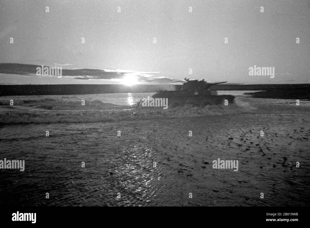 Mongolia: Un carro armato sovietico che forgia il fiume Khalkin Gol. Foto di Victor Antonovich Temin (1908-1987) (fuori copyright), 1939. Le battaglie di Khalkhin Gol furono gli impegni decisivi della guerra di confine sovietico-giapponese non dichiarata combattuta tra Unione Sovietica, Mongolia e Giappone nel 1939. Essi sono stati chiamati dal fiume Khalkhin Gol, che passa attraverso il campo di battaglia. In Giappone, la battaglia decisiva del conflitto è conosciuta come l'incidente di Nomonhan (Nomonhan Jiken) dopo un villaggio vicino, ed è stata una sconfitta totale per il loro esercito. Foto Stock