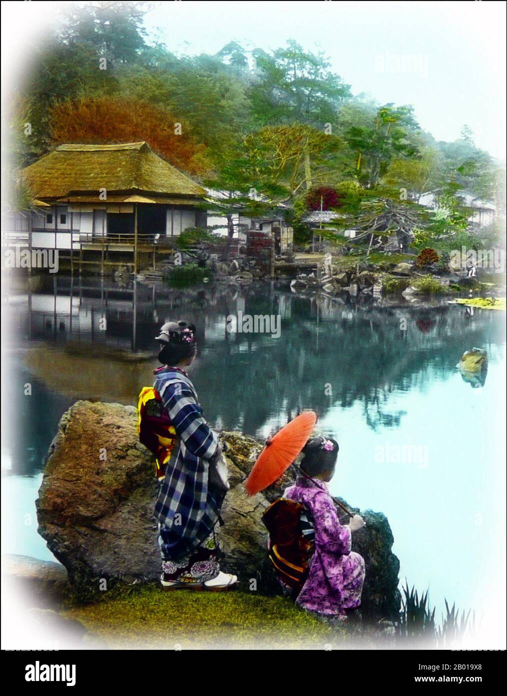 Giappone: Due geisha contemplano le acque in un ambiente rurale tranquillo. Foto di T. Enami (1859-1929), c.. 1900. T. Enami (Enami Nobukuni) era il nome commerciale di un celebre fotografo del periodo Meiji. Il T. del suo nome commerciale è pensato per essere stato per Toshi, anche se non ha mai scritto fuori su qualsiasi documento personale o di affari. Nato a Edo (ora Tokyo) durante l'era Bakumatsu, Enami fu prima studente di, e poi assistente del noto fotografo e collotipista, Ogawa Kazumasa. Enami si è rilocato a Yokohama, e ha aperto uno studio a Benten-dōri (Benten Street) nel 1892. Foto Stock